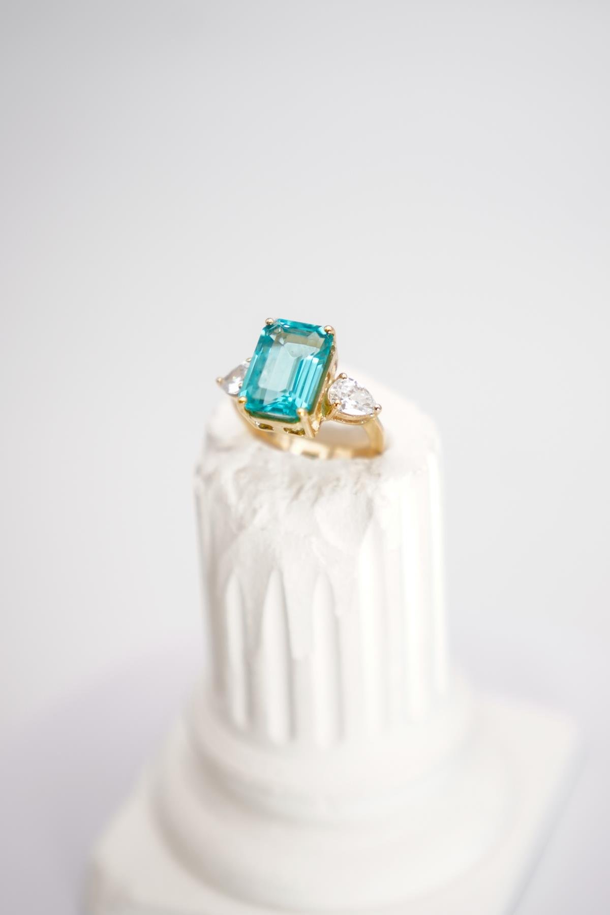 14 Ayar Altın Üç Taşlı Mavi Topaz Yüzük – Göz Alıcı Işıltısıyla Zarif Tasarım Detayı