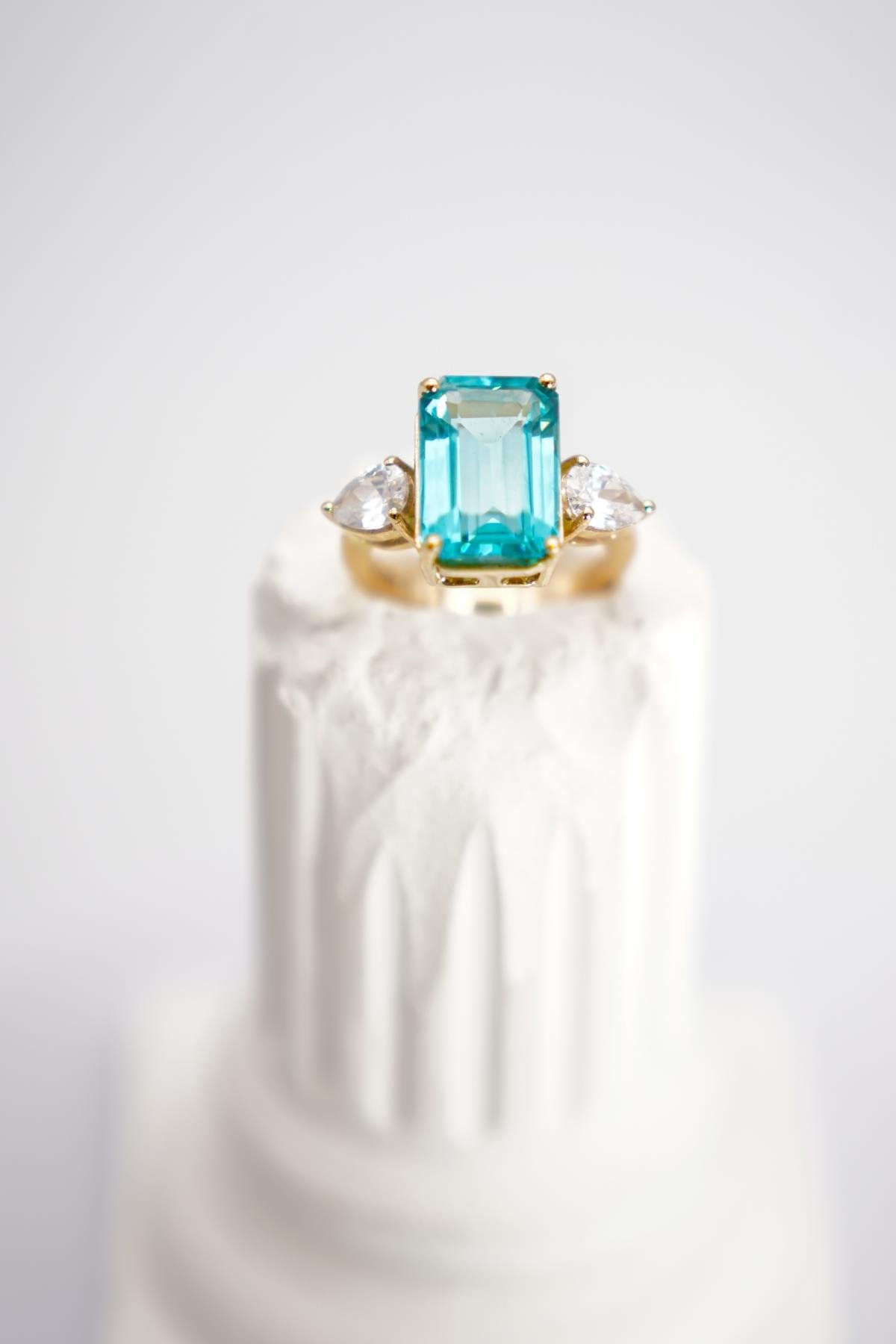 14 Ayar Altın Üç Taşlı Mavi Topaz Yüzük – Göz Alıcı Işıltısıyla Zarif Tasarım Detayı