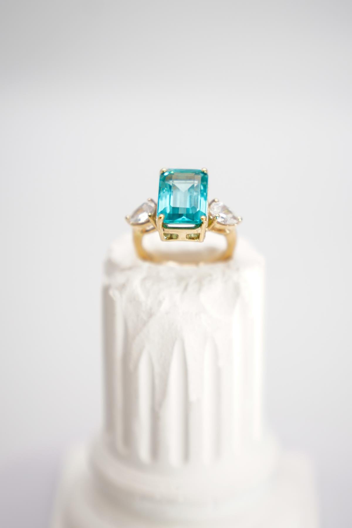 14 Ayar Altın Üç Taşlı Mavi Topaz Yüzük – Göz Alıcı Işıltısıyla Zarif Tasarım Detayı