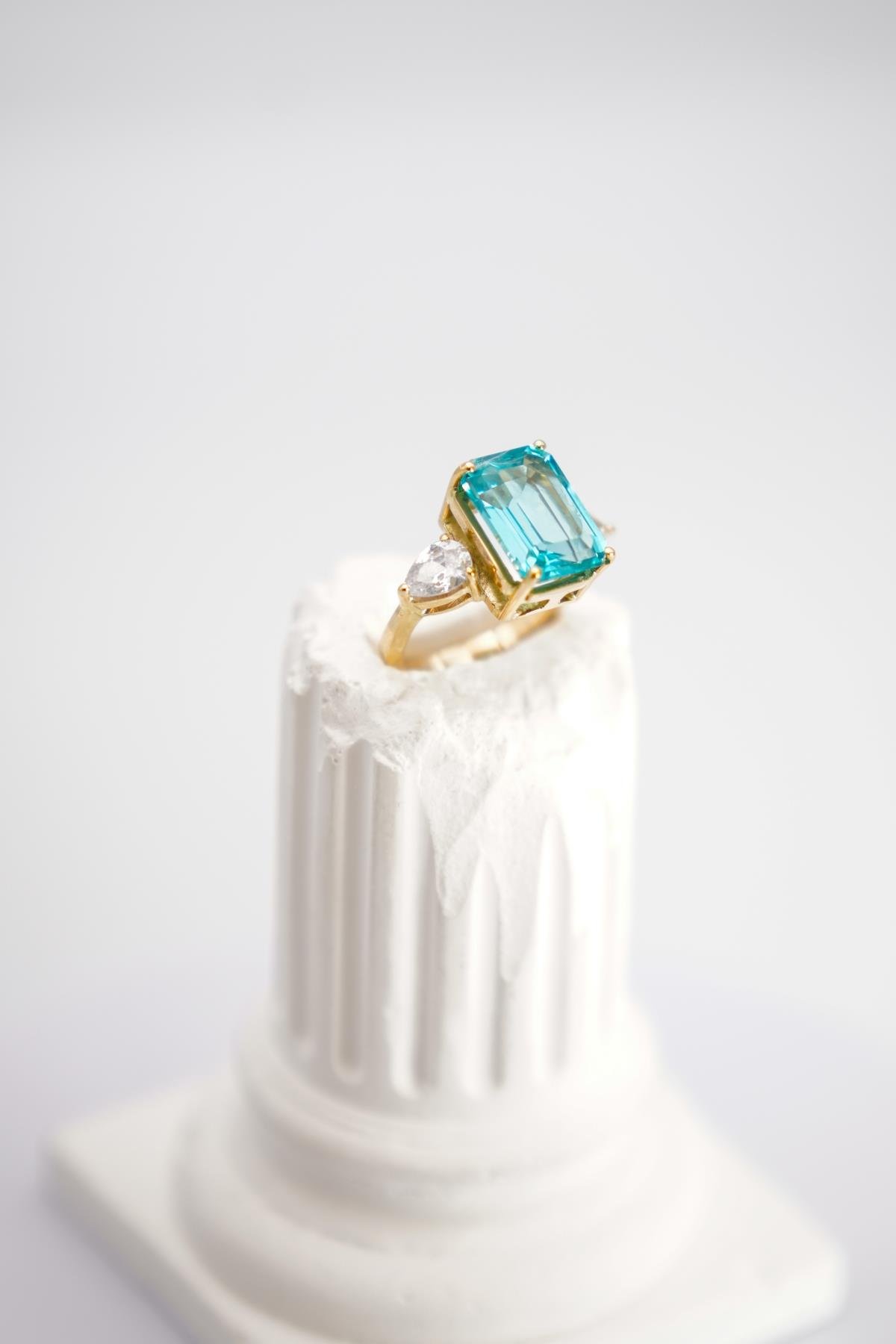 14 Ayar Altın Üç Taşlı Mavi Topaz Yüzük – Göz Alıcı Işıltısıyla Zarif Tasarım Detayı