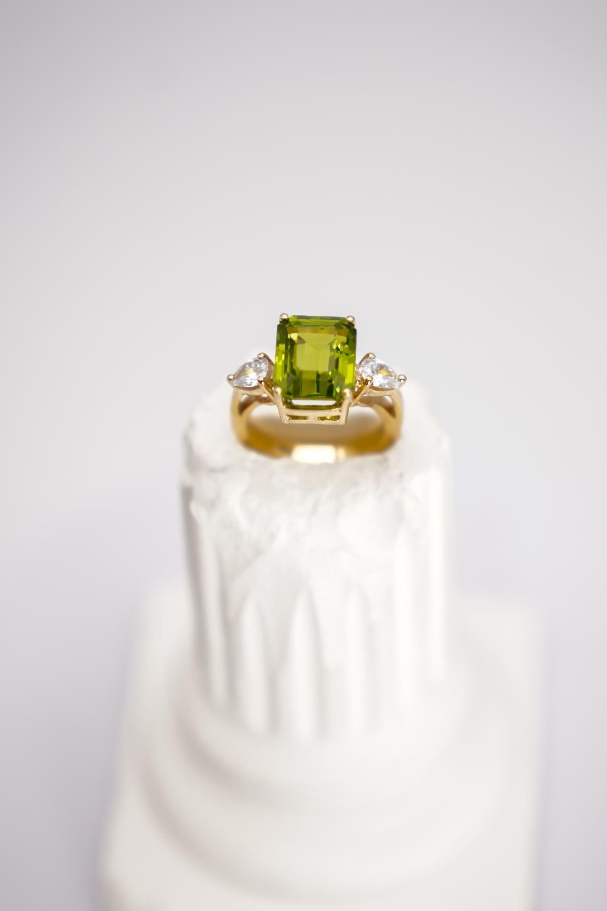 14 Ayar Altın Üç Taşlı Yeşil Zirkon Yüzük – Işıltılı Görünüm ve Klasik Şıklık