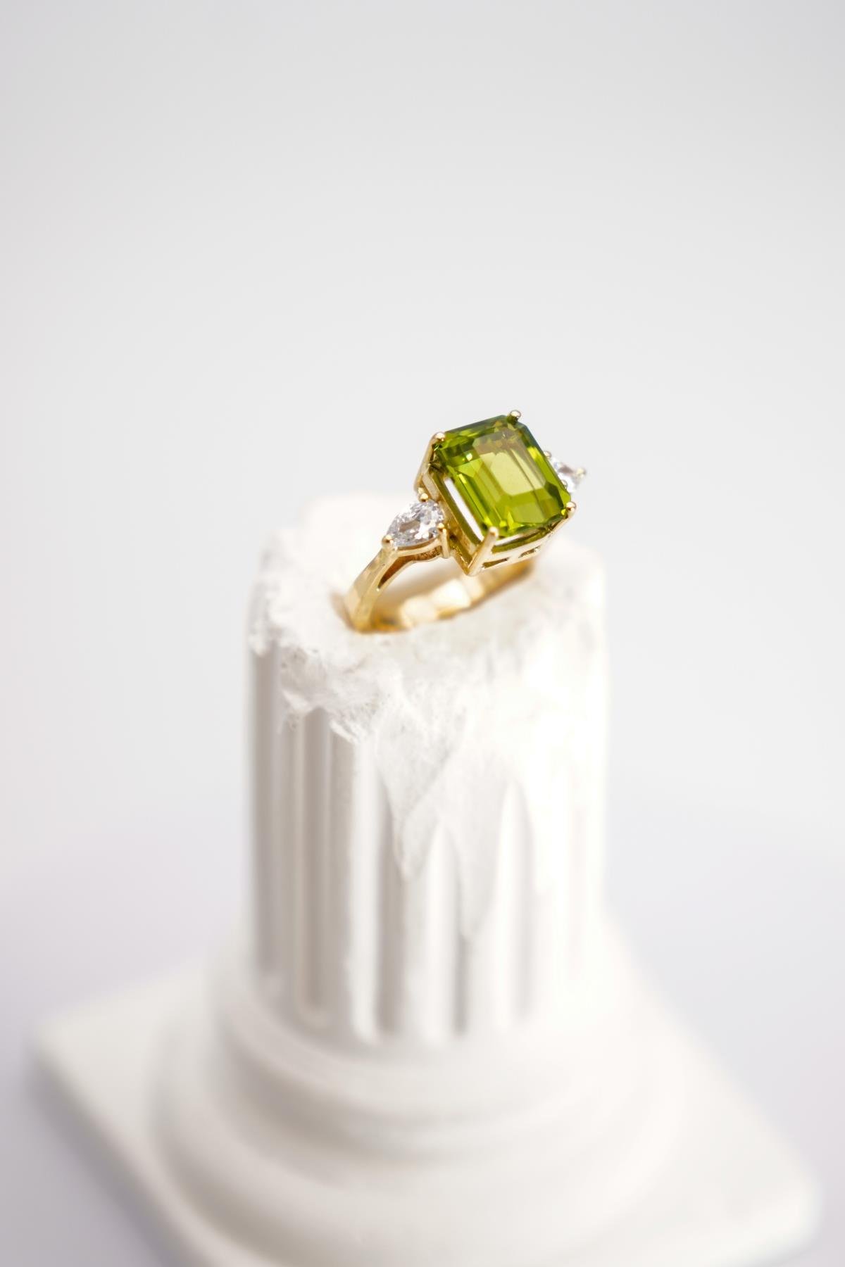 14 Ayar Altın Üç Taşlı Yeşil Zirkon Yüzük – Işıltılı Görünüm ve Klasik Şıklık