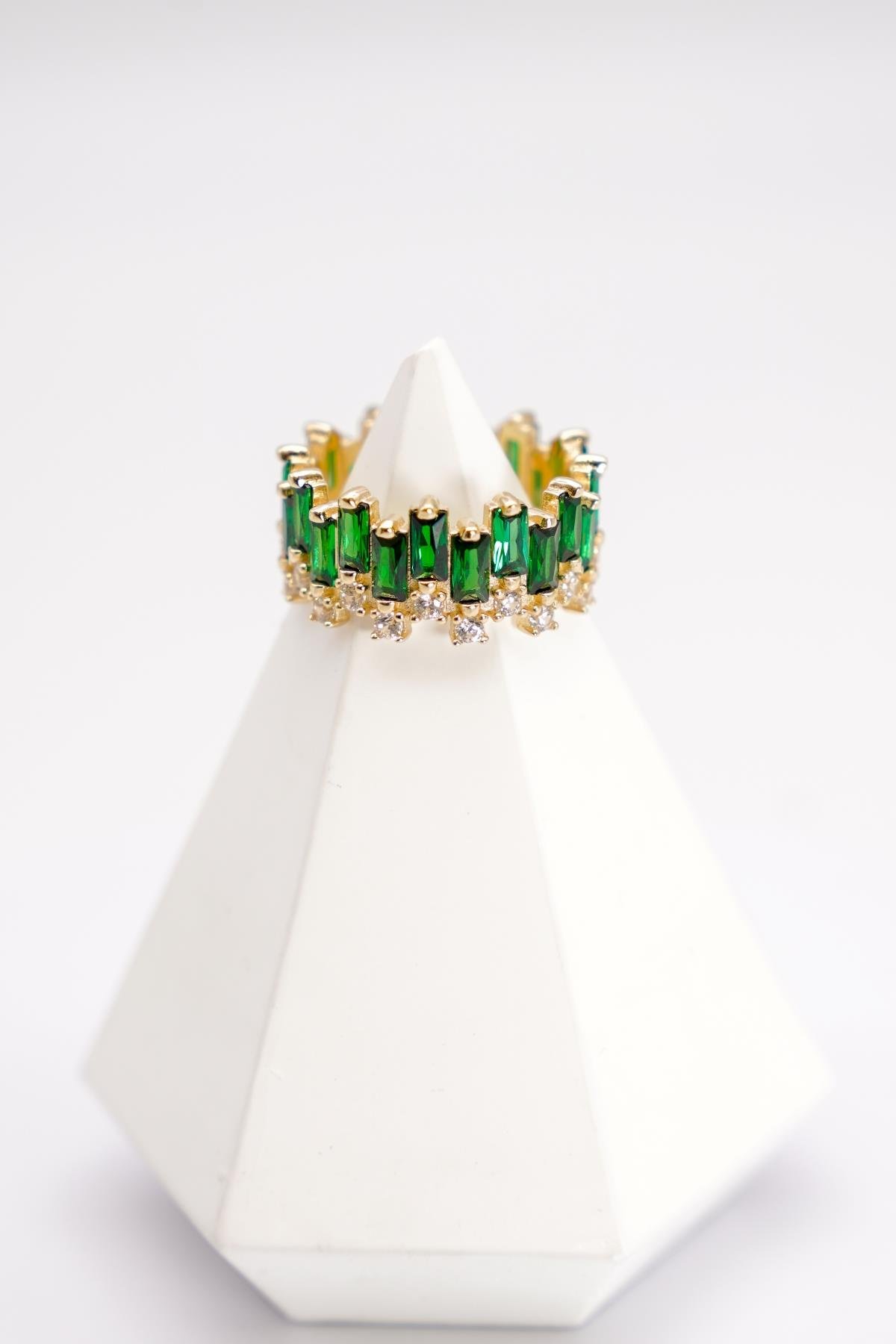 14 Ayar Altın Yeşil Zirkon Taşlı Fantasy Yüzük – Tam Tur Işıltı, Göz Alıcı Zümrüt Efekti