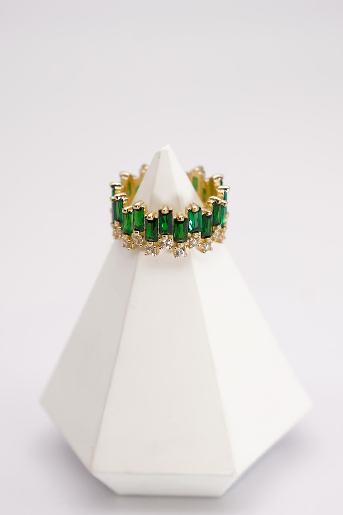 14 Ayar Altın Yeşil Zirkon Taşlı Fantasy Yüzük – Tam Tur Işıltı, Göz Alıcı Zümrüt Efekti