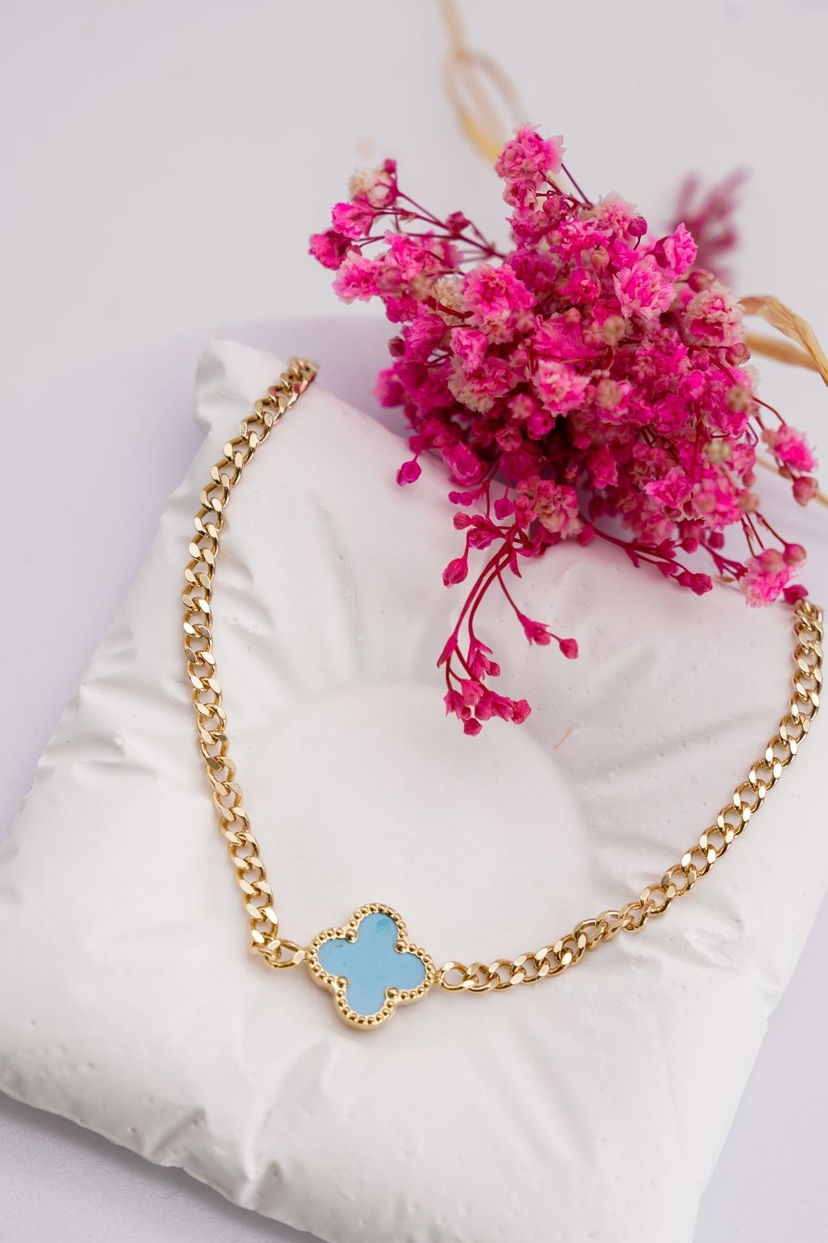 14 Ayar Altın Yonca Figürlü Bileklik – Mavi Mine Taşlı Zarif Kadın Modeli