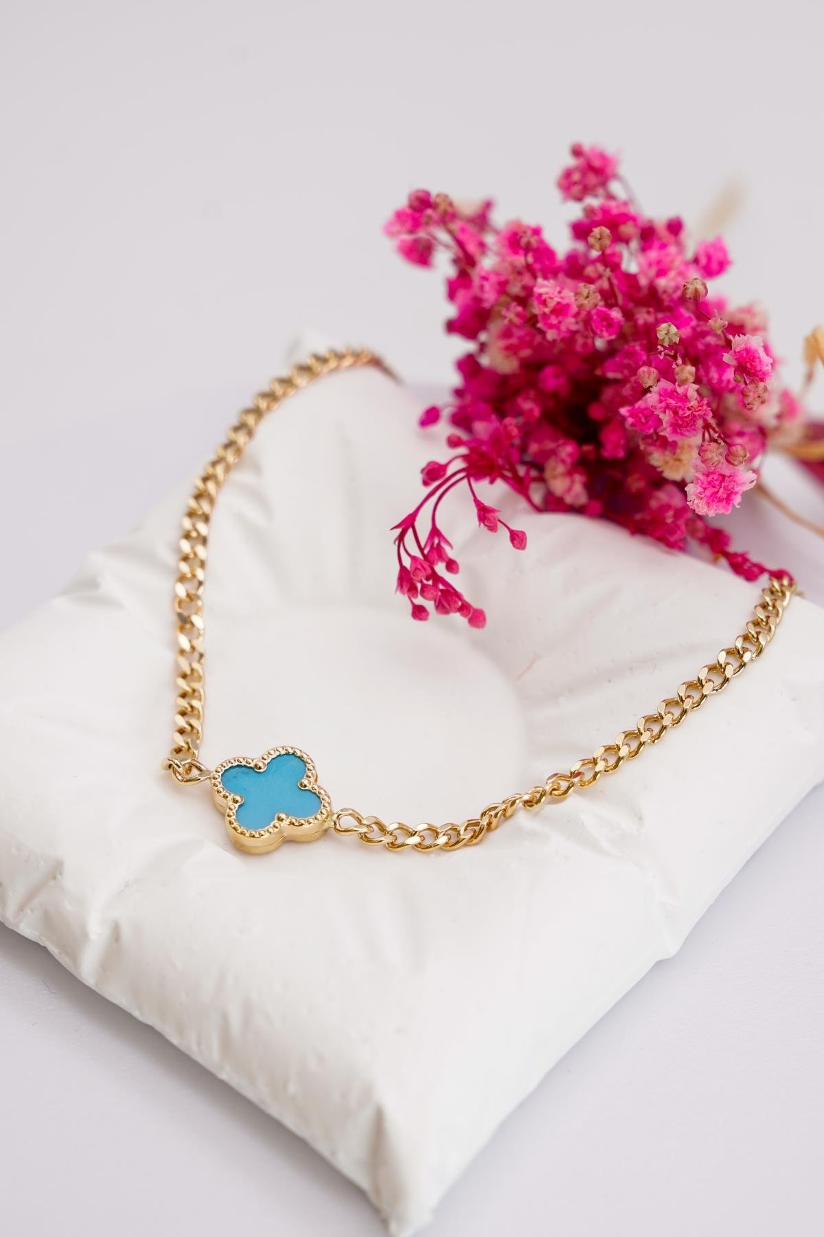 14 Ayar Altın Yonca Figürlü Bileklik – Mavi Mine Taşlı Zarif Kadın Modeli