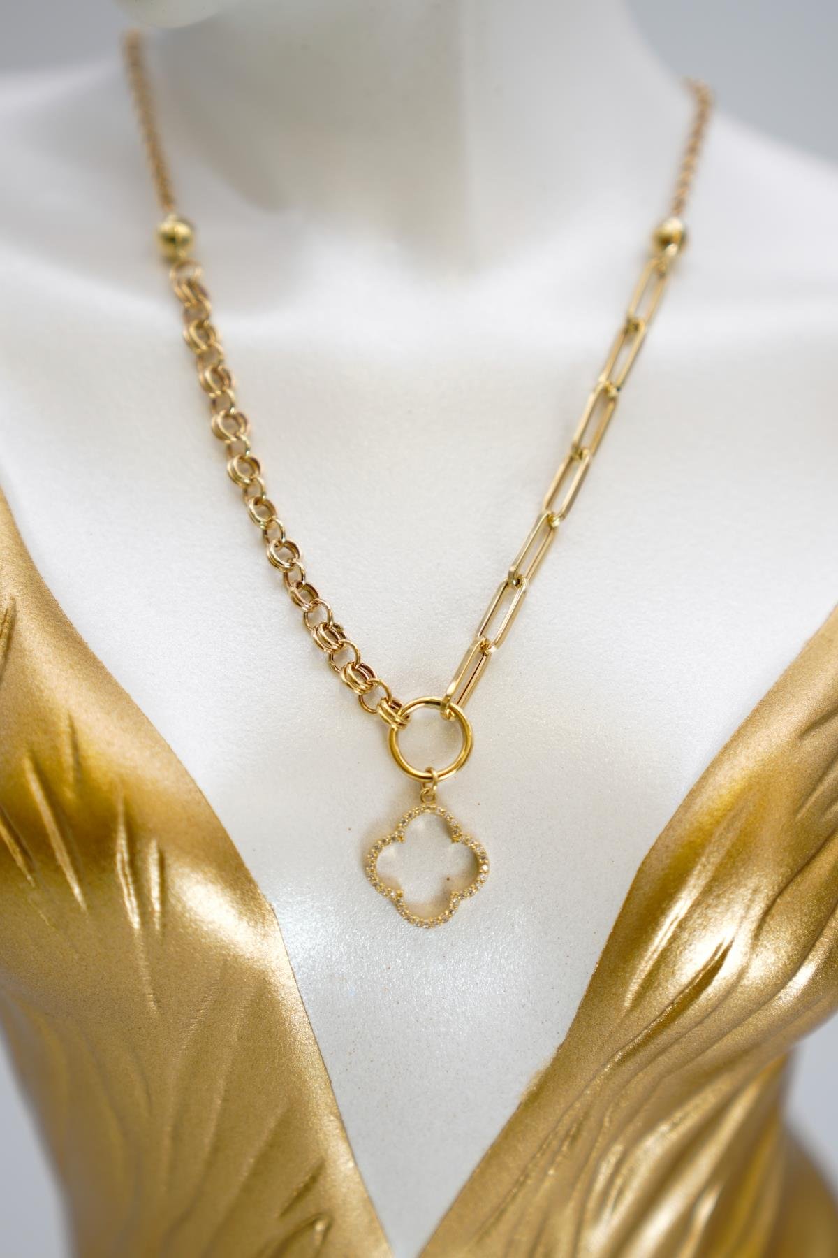 14 Ayar Altın Yonca Figürlü Zirkon Taşlı Zincir Kolye Özgün ve Işıltılı Tasarımıyla