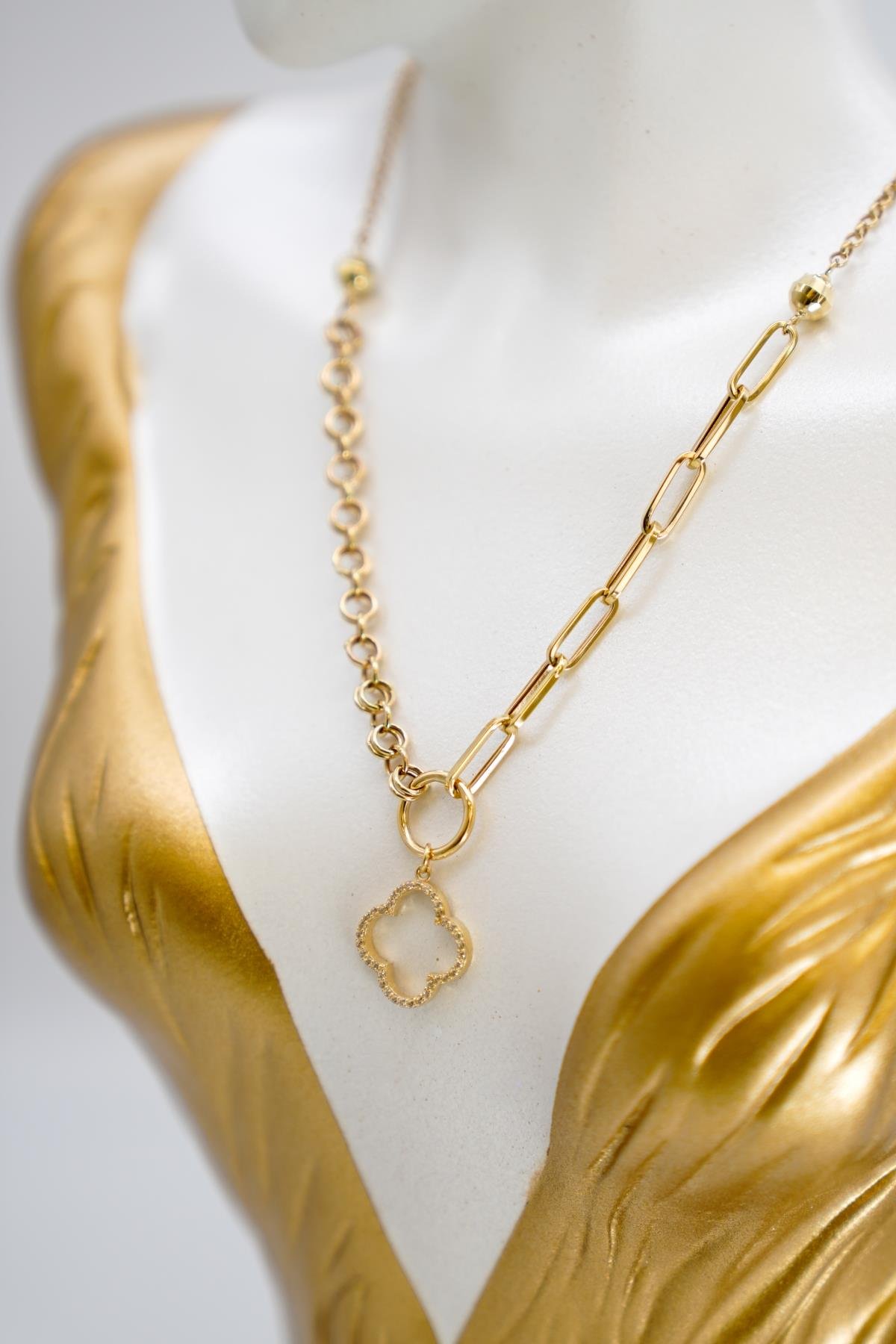 14 Ayar Altın Yonca Figürlü Zirkon Taşlı Zincir Kolye Özgün ve Işıltılı Tasarımıyla