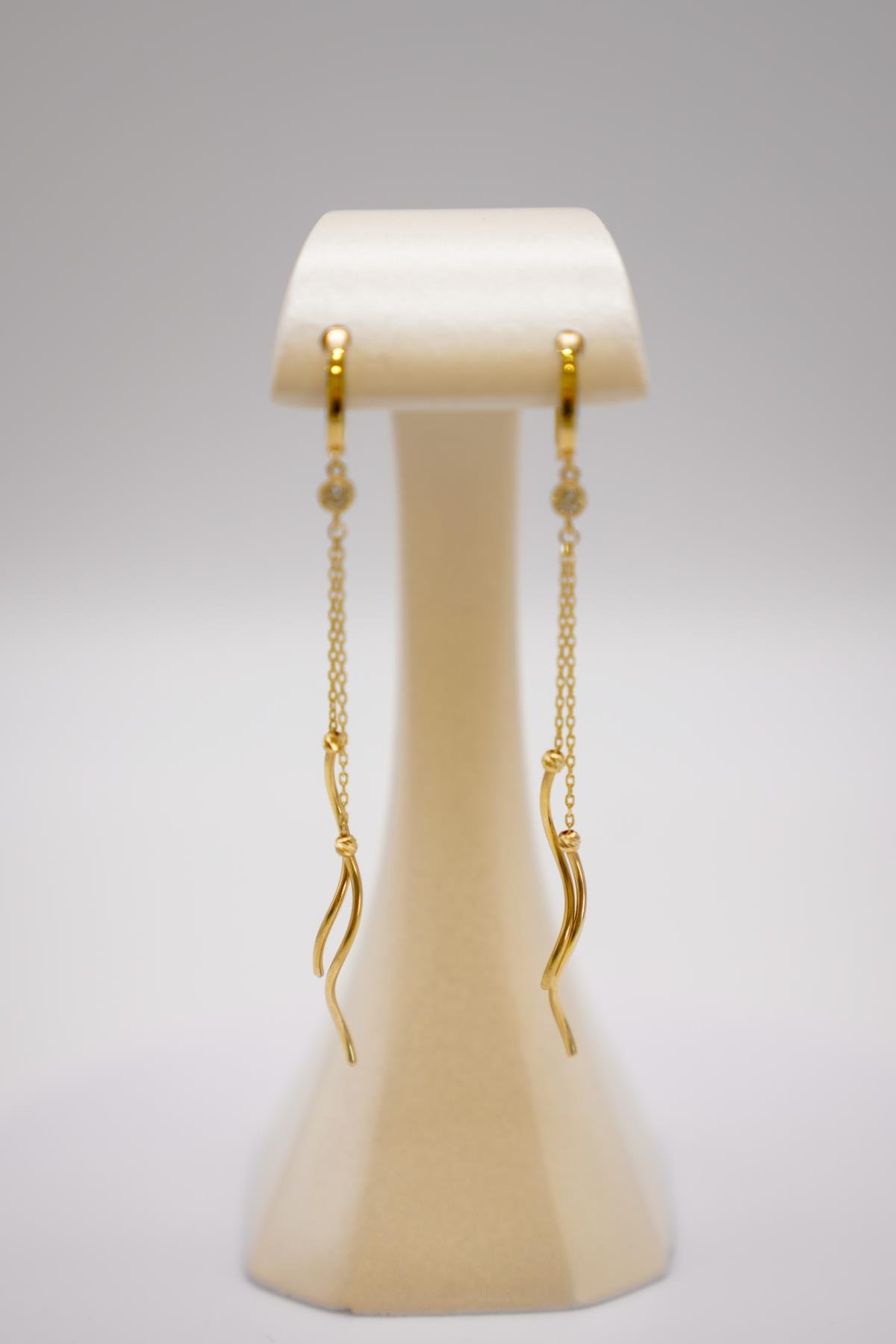 14 Ayar Altın Zincir Detaylı Uzun Formlu Küpe – Şık ve Hareketli Tasarım