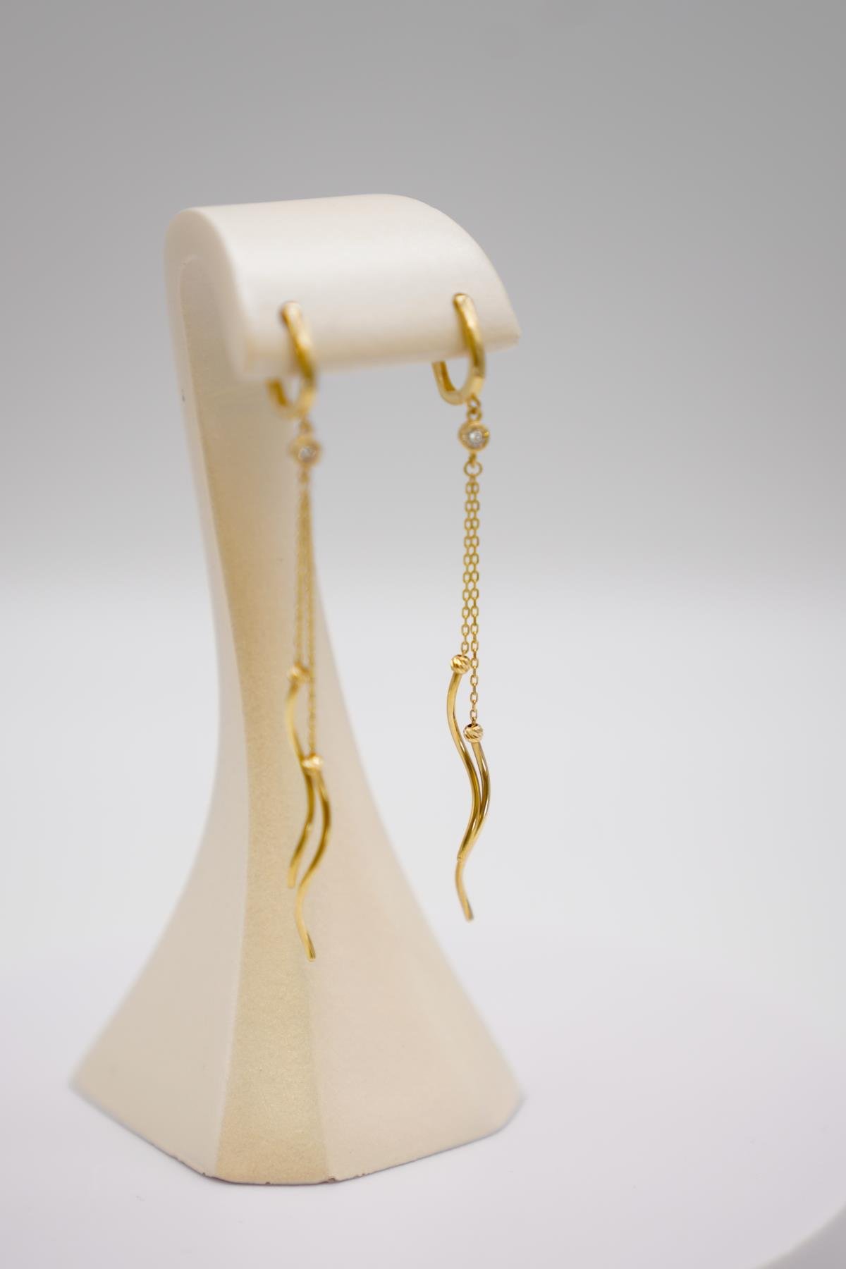 14 Ayar Altın Zincir Detaylı Uzun Formlu Küpe – Şık ve Hareketli Tasarım