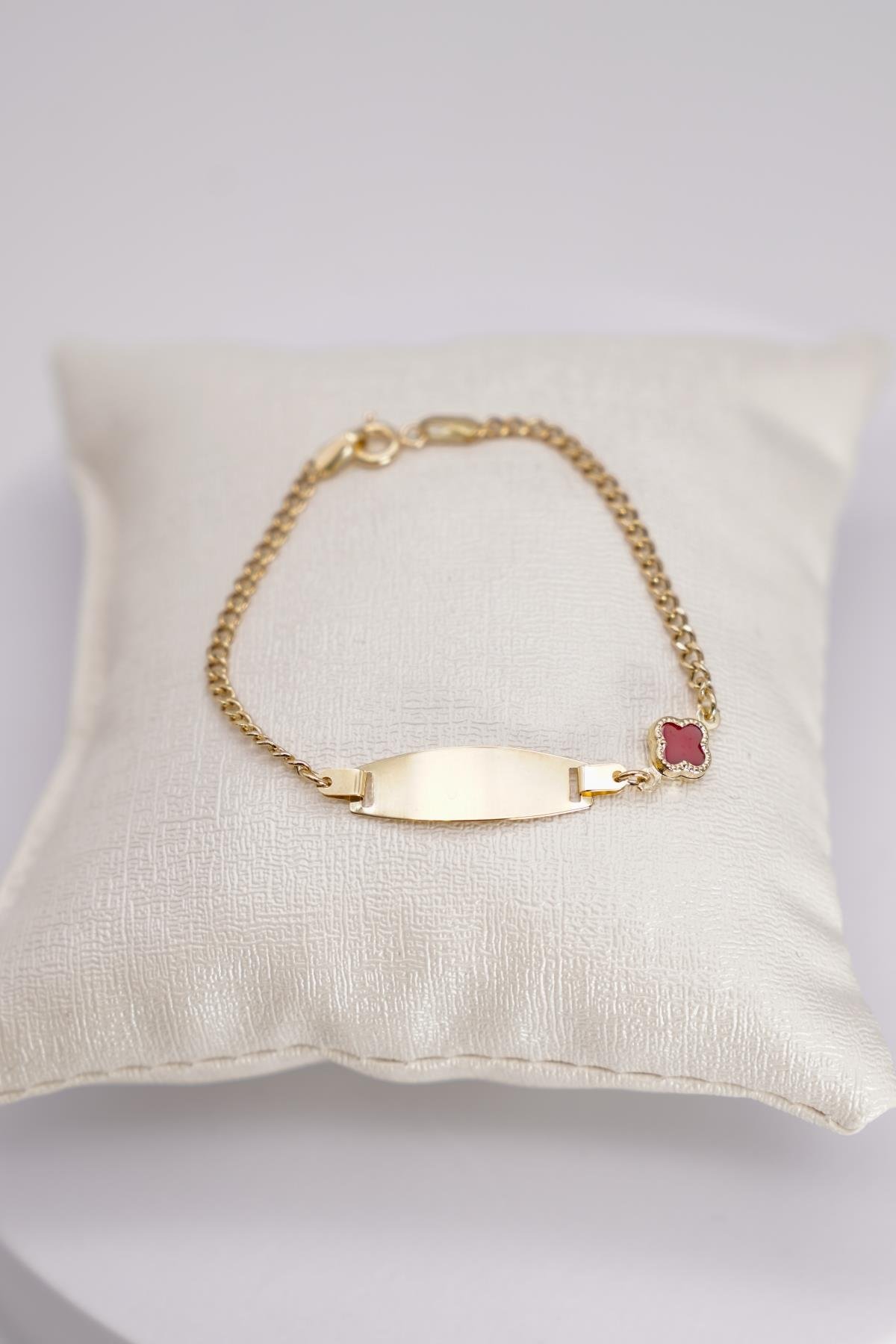 14 Ayar Altın Zincirli Çocuk Bilekliği – Kırmızı Taş Detaylı, Plakalı ve Zarif Tasarım