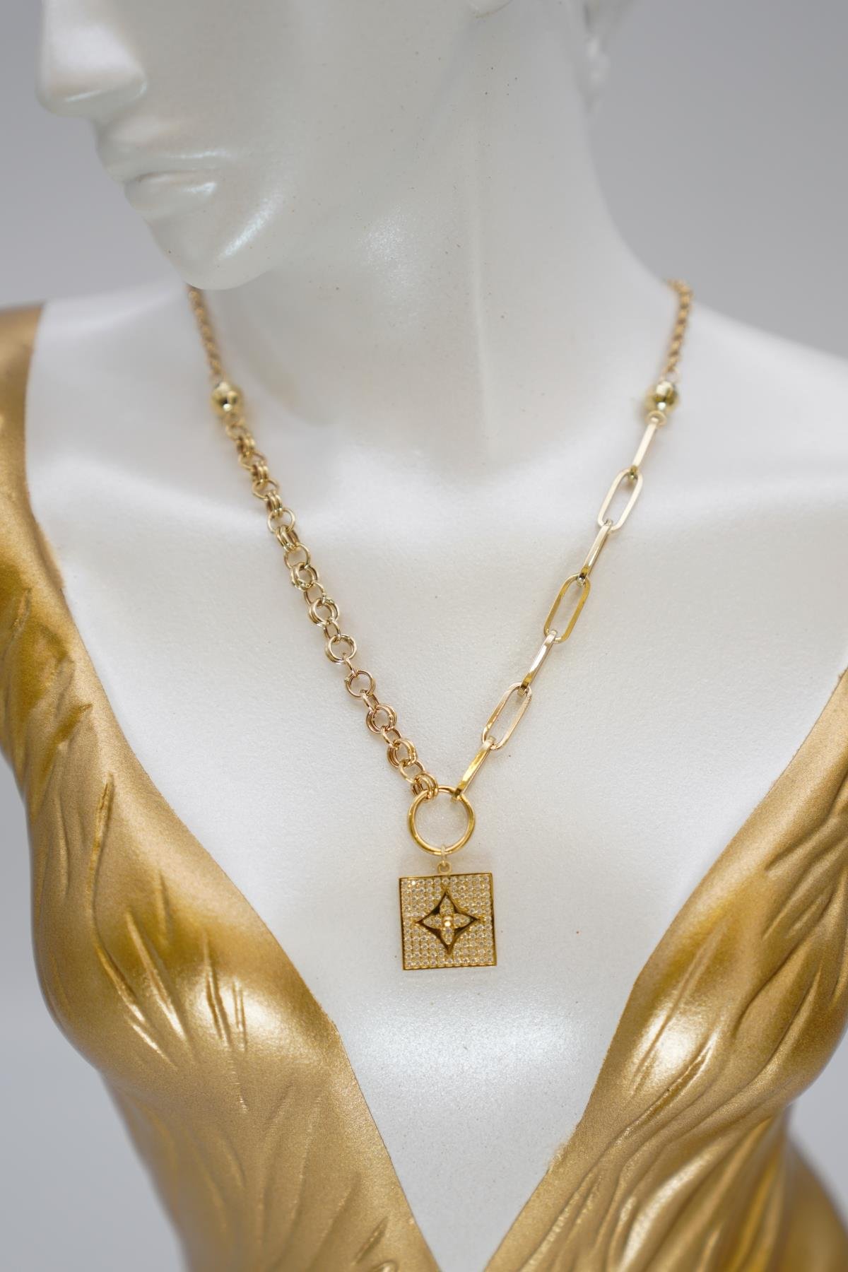 14 Ayar Altın Zirkon Taşlı Kare Uçlu Zincir Kolye Şık ve Gösterişli Tasarım Detayıyla