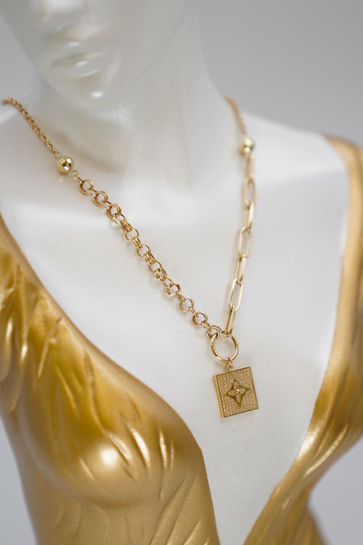 14 Ayar Altın Zirkon Taşlı Kare Uçlu Zincir Kolye Şık ve Gösterişli Tasarım Detayıyla