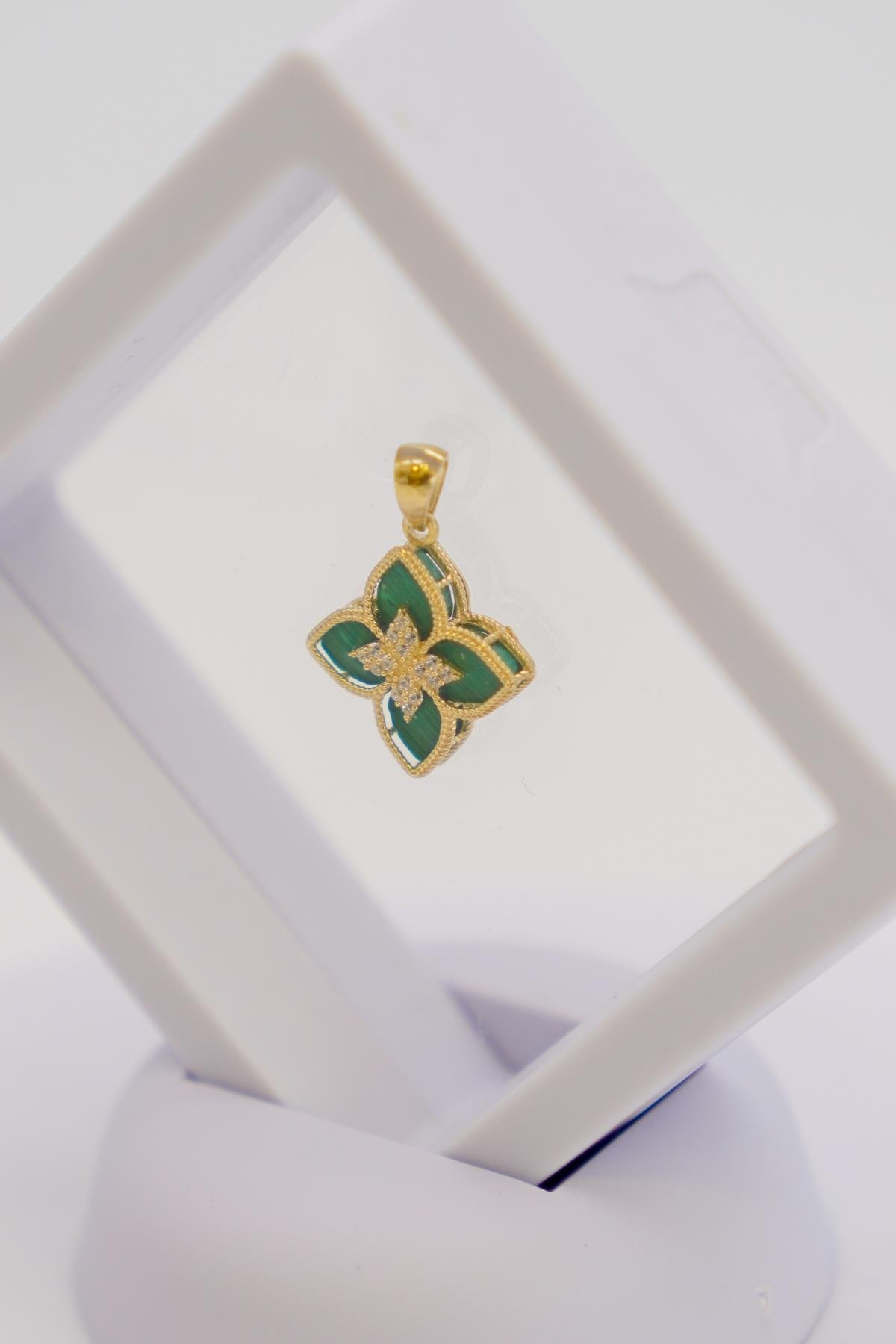 14 Ayar Altın Zirkon Taşlı Yonca Figürlü Kolye Ucu – Şık ve Anlamlı Detaylarla Öne Çıkar