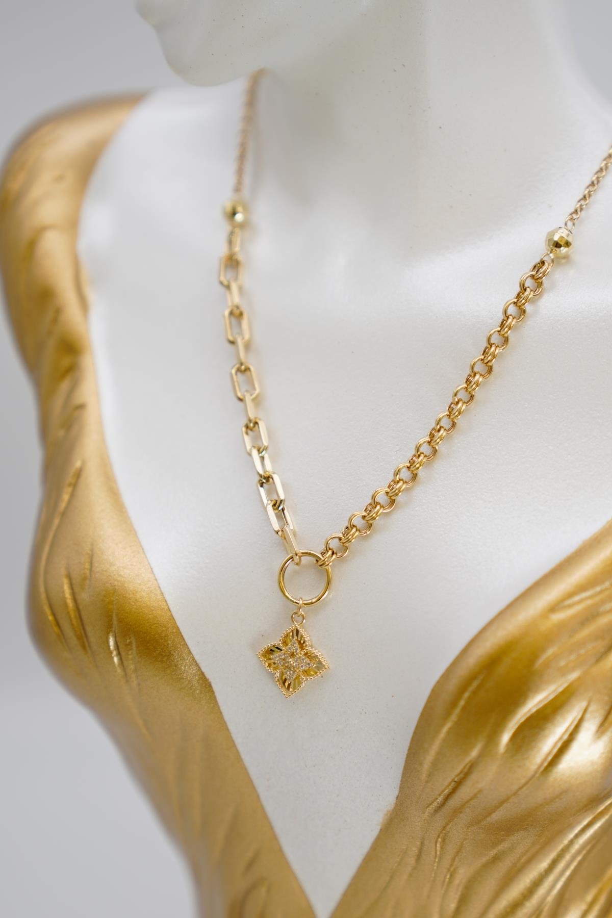 14 Ayar Altın Zirkon Taşlı Yonca Figürlü Zincir Kolye Modern ve Işıltılı Tasarım