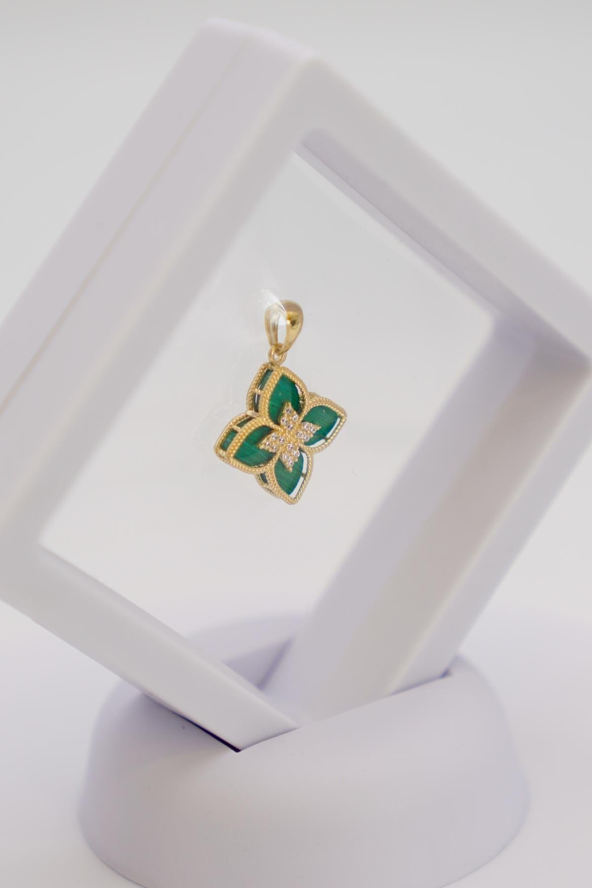 14 Ayar Altın Zirkon Taşlı Yonca Figürlü Kolye Ucu – Şık ve Anlamlı Detaylarla Öne Çıkar