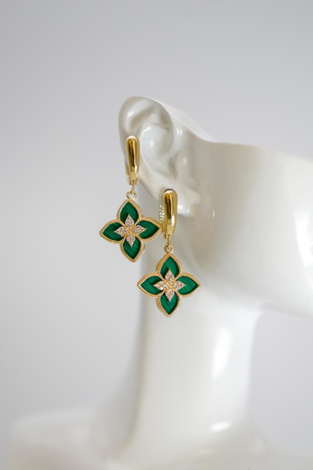 14 Ayar Altın Zirkon Taşlı Yonca Model Küpe – Yeşil Mine Detaylı Şık ve Zarif Tasarım