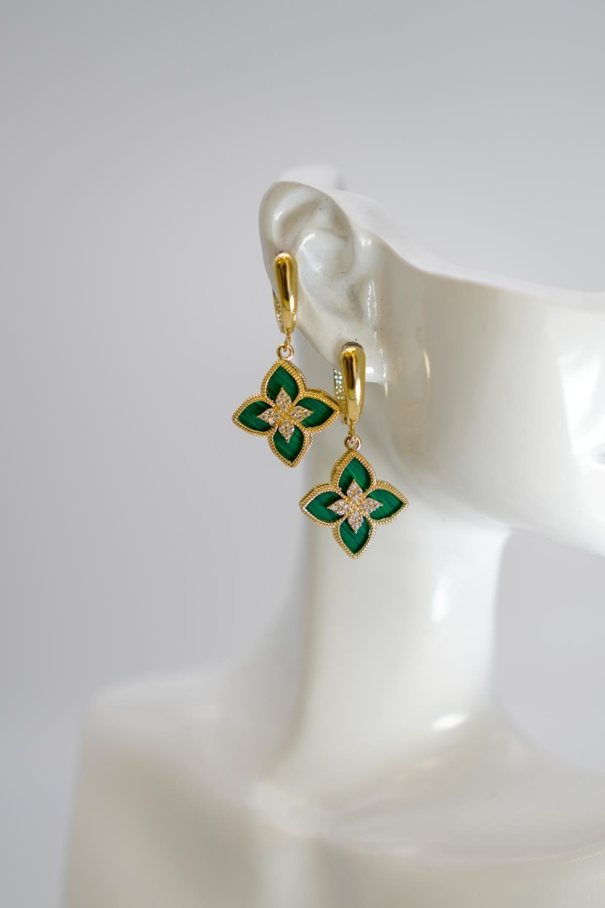 14 Ayar Altın Zirkon Taşlı Yonca Model Küpe – Yeşil Mine Detaylı Şık ve Zarif Tasarım