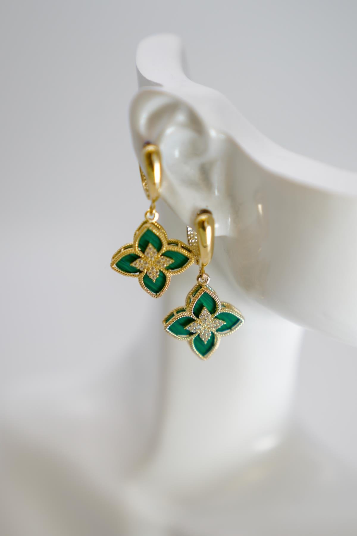 14 Ayar Altın Zirkon Taşlı Yonca Model Küpe – Yeşil Mine Detaylı Şık ve Zarif Tasarım