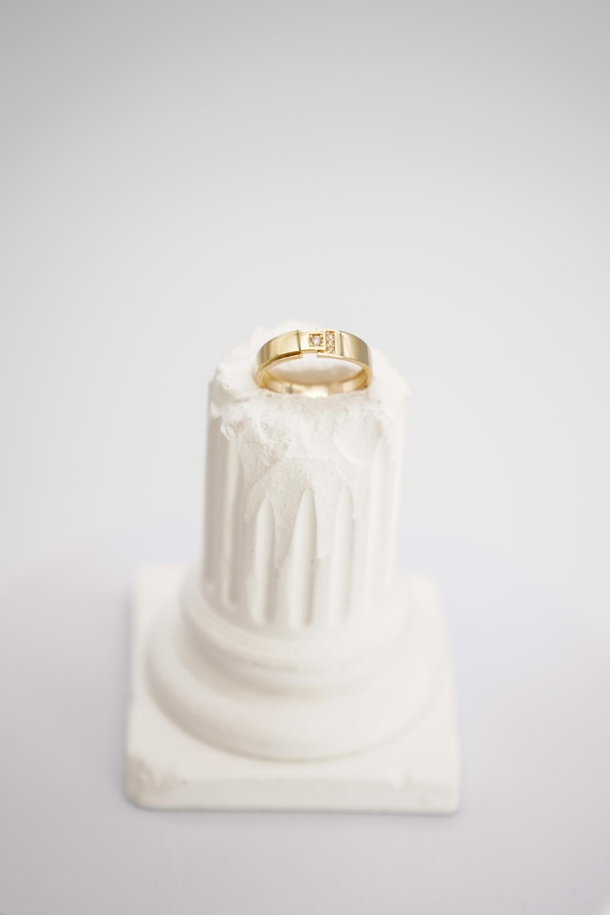 14 Ayar Altın Zirkon Taşlı Yüzük – Modern Kesimli, Parlak Detaylı ve Zarif Altın Tasarım