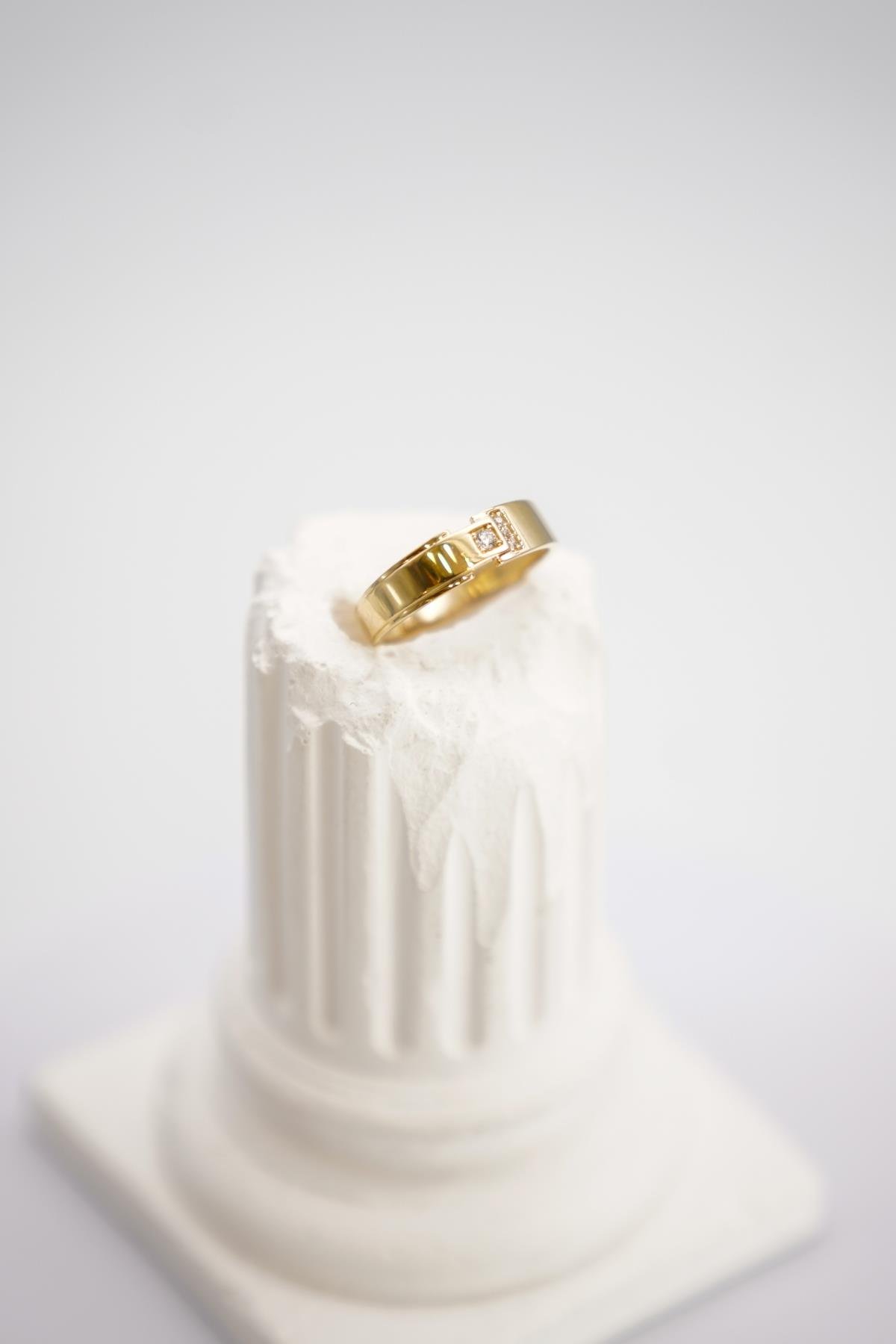 14 Ayar Altın Zirkon Taşlı Yüzük – Modern Kesimli, Parlak Detaylı ve Zarif Altın Tasarım