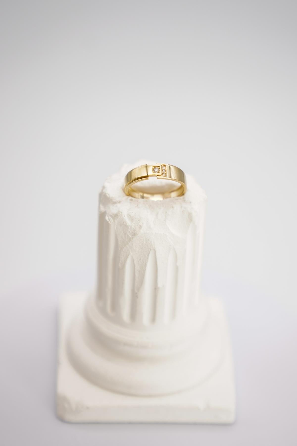 14 Ayar Altın Zirkon Taşlı Yüzük – Modern Kesimli, Parlak Detaylı ve Zarif Altın Tasarım