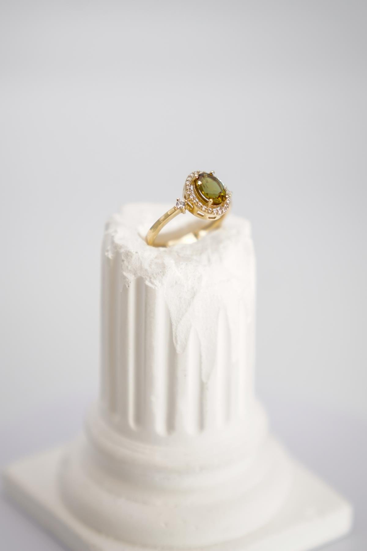 14 Ayar Altın Zultanite Taşlı Yüzük – Işığa Göre Renk Değiştiren Göz Alıcı Zarif Tasarım