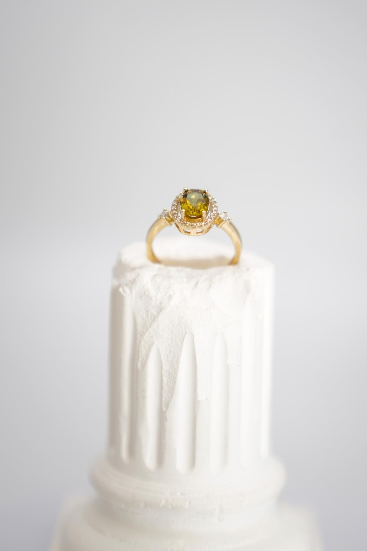 14 Ayar Altın Zultanite Taşlı Yüzük – Işığa Göre Renk Değiştiren Göz Alıcı Zarif Tasarım