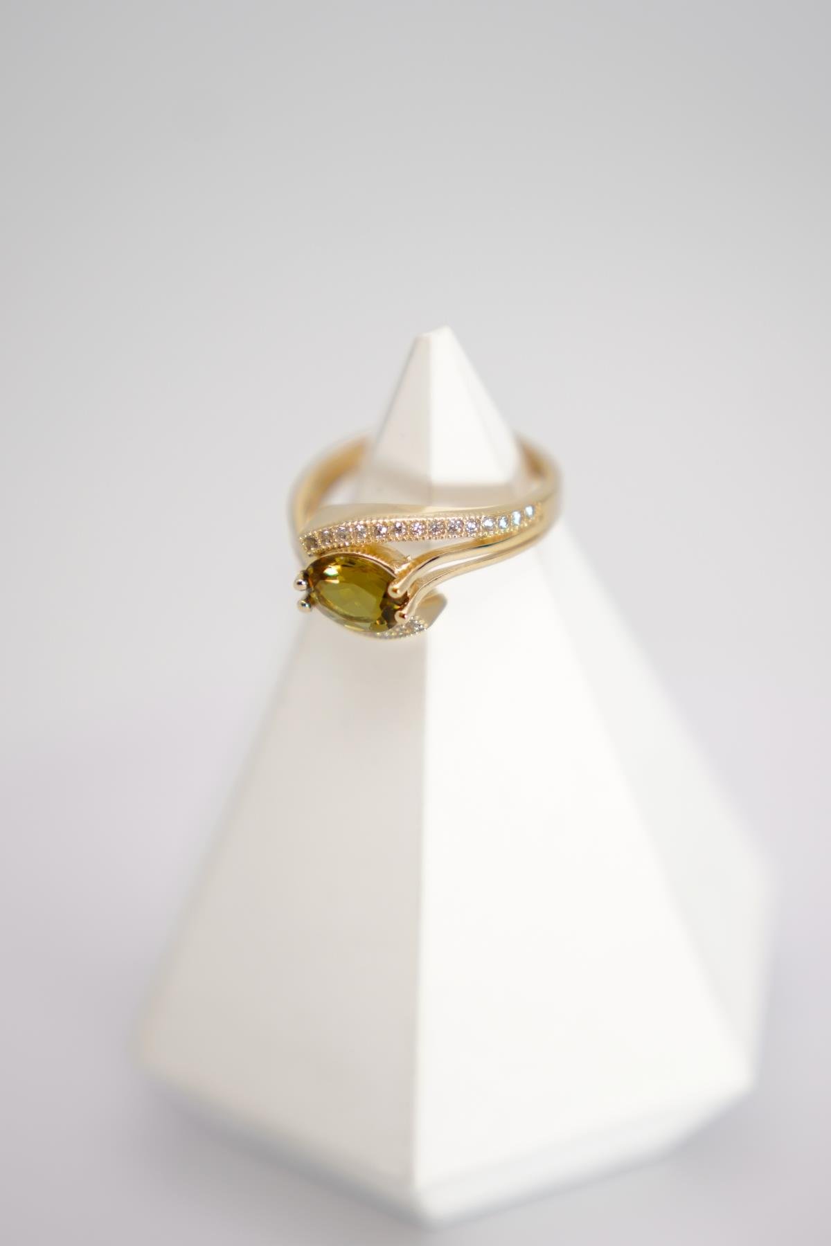 14 Ayar Altın Zultanite Taşlı Yüzük – Renk Değiştiren Özgün ve Zarif Tasarım