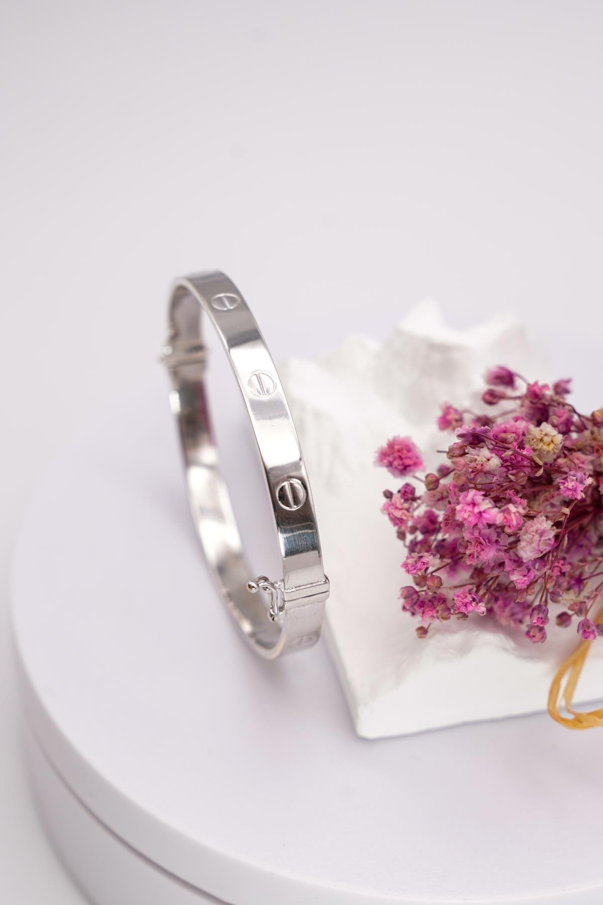 14 Ayar Beyaz Altın Bilezik – Vidalı Desenli Modern Tasarım, İnce ve Şık Kadın Modeli