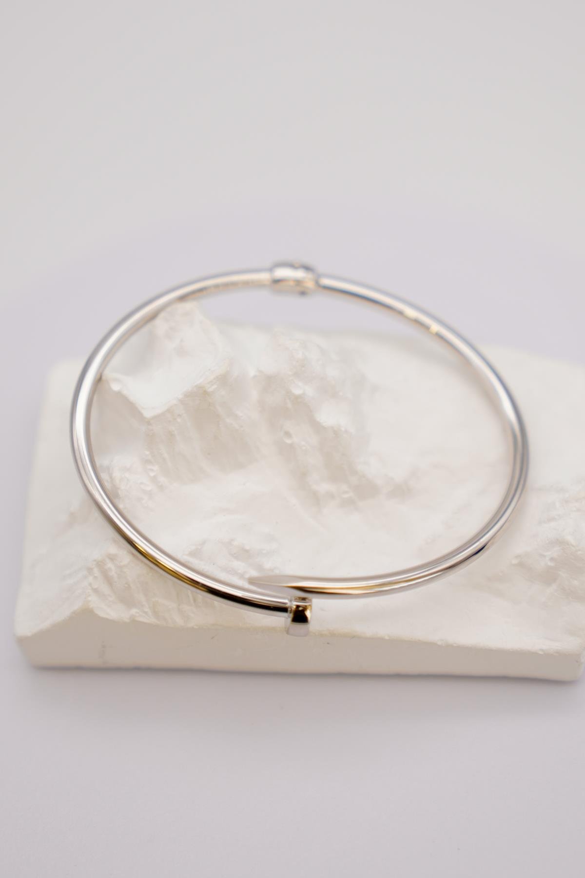 14 Ayar Beyaz Altın Kadın Bilezik – Çivi Formlu Minimal ve Modern Tasarım, Hafif Şıklık