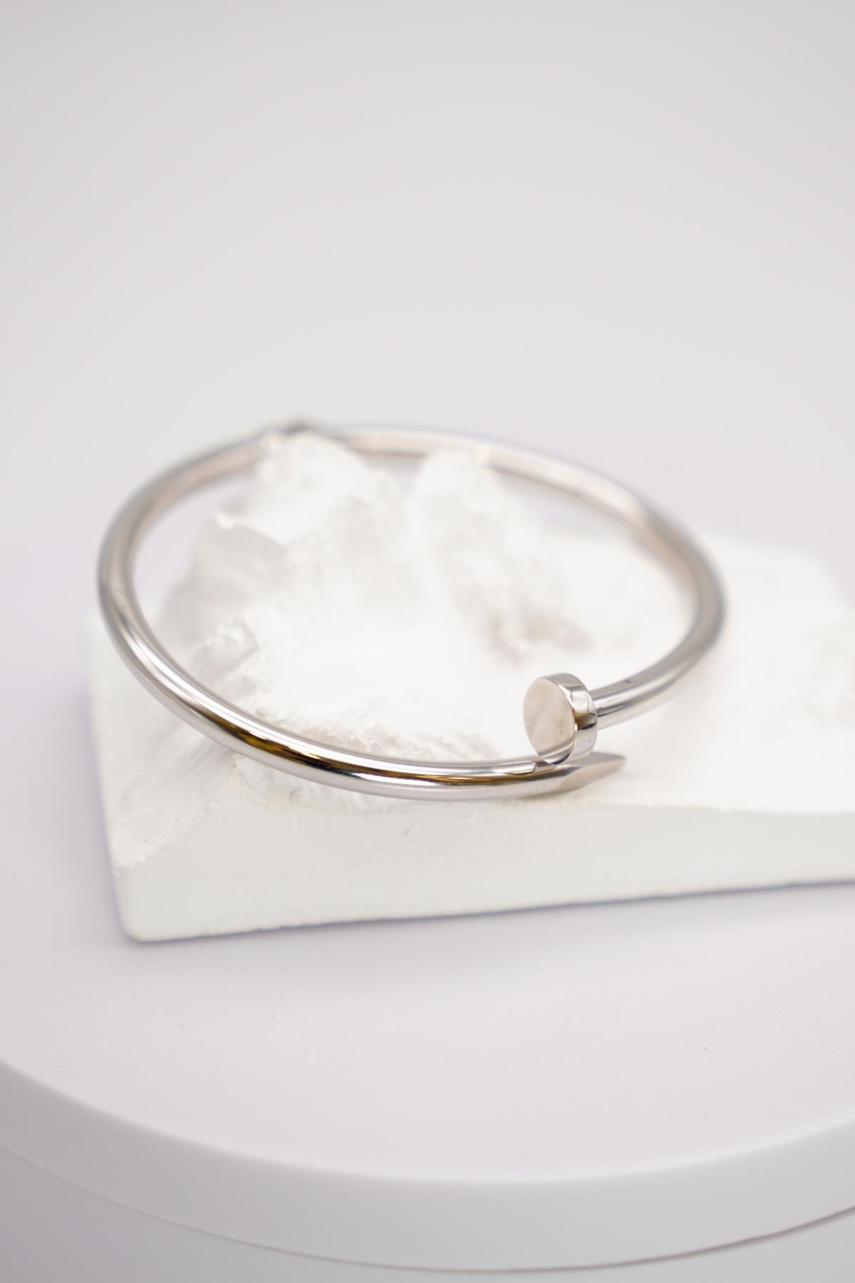 14 Ayar Beyaz Altın Kadın Bilezik – Kapsül Formlu Modern Tasarım,  Hafif ve Şık Aksesuar