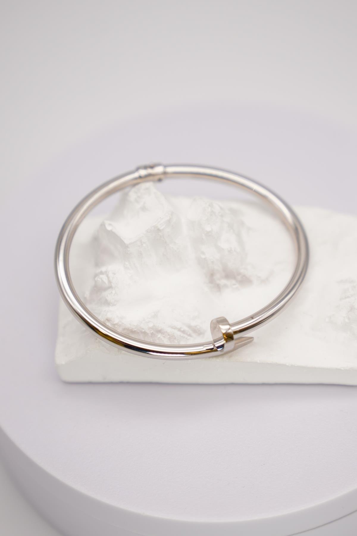 14 Ayar Beyaz Altın Kadın Bilezik – Kapsül Formlu Modern Tasarım,  Hafif ve Şık Aksesuar