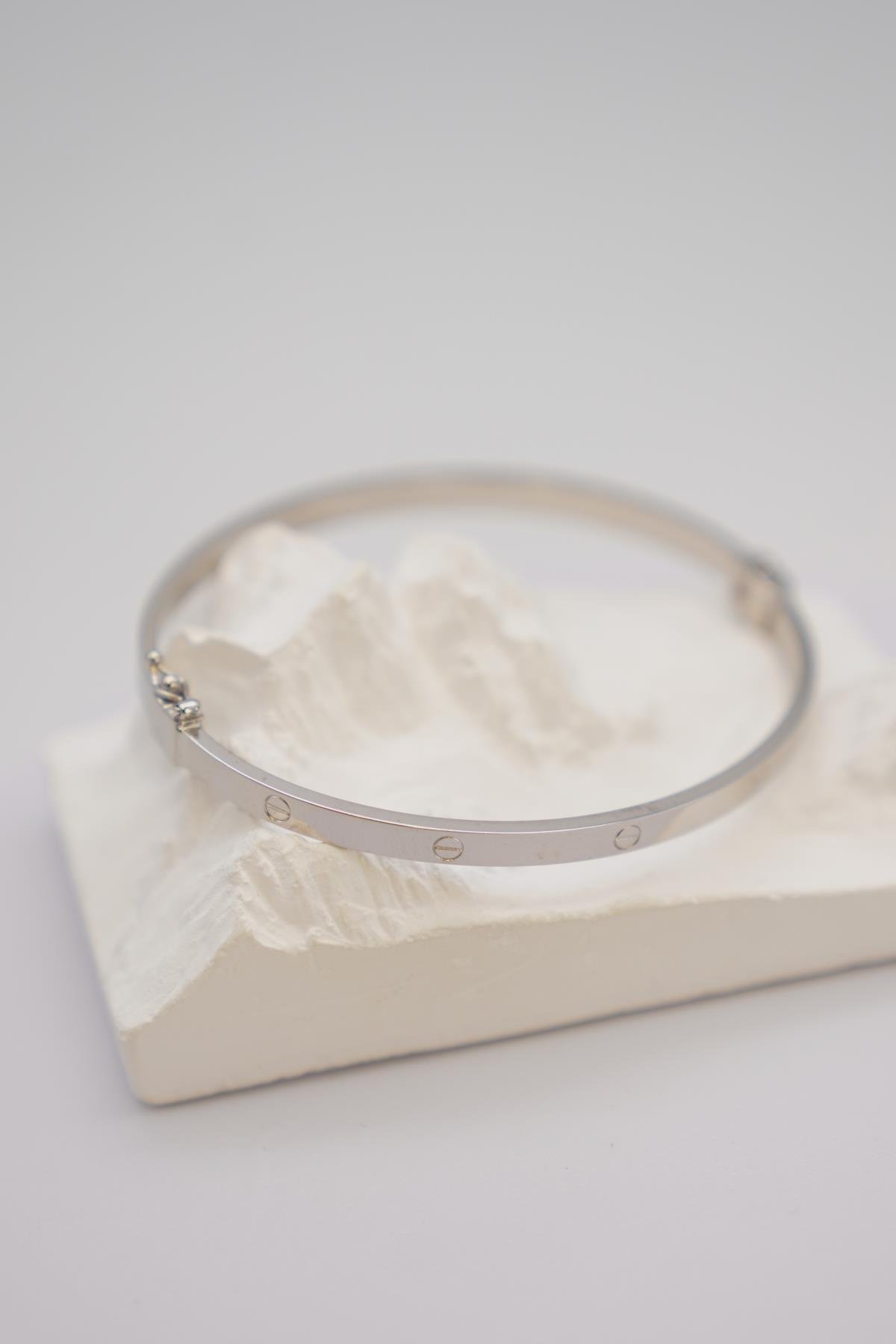 14 Ayar Beyaz Altın Kadın Bilezik – Vidalı Formda Minimal ve Zamansız Tasarım, Hafif Model