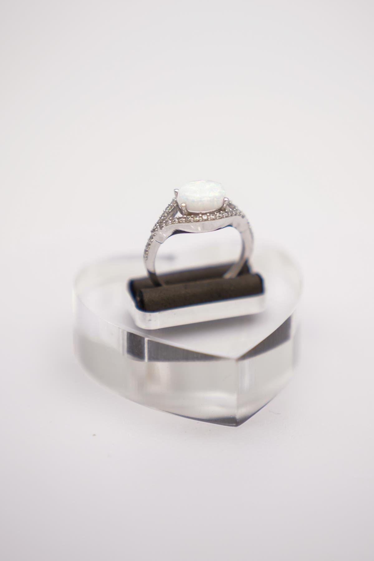 14 Ayar Beyaz Altın Opal Taşlı Yüzük – Işıltılı Kenar Detaylı Zarif Tasarım Model