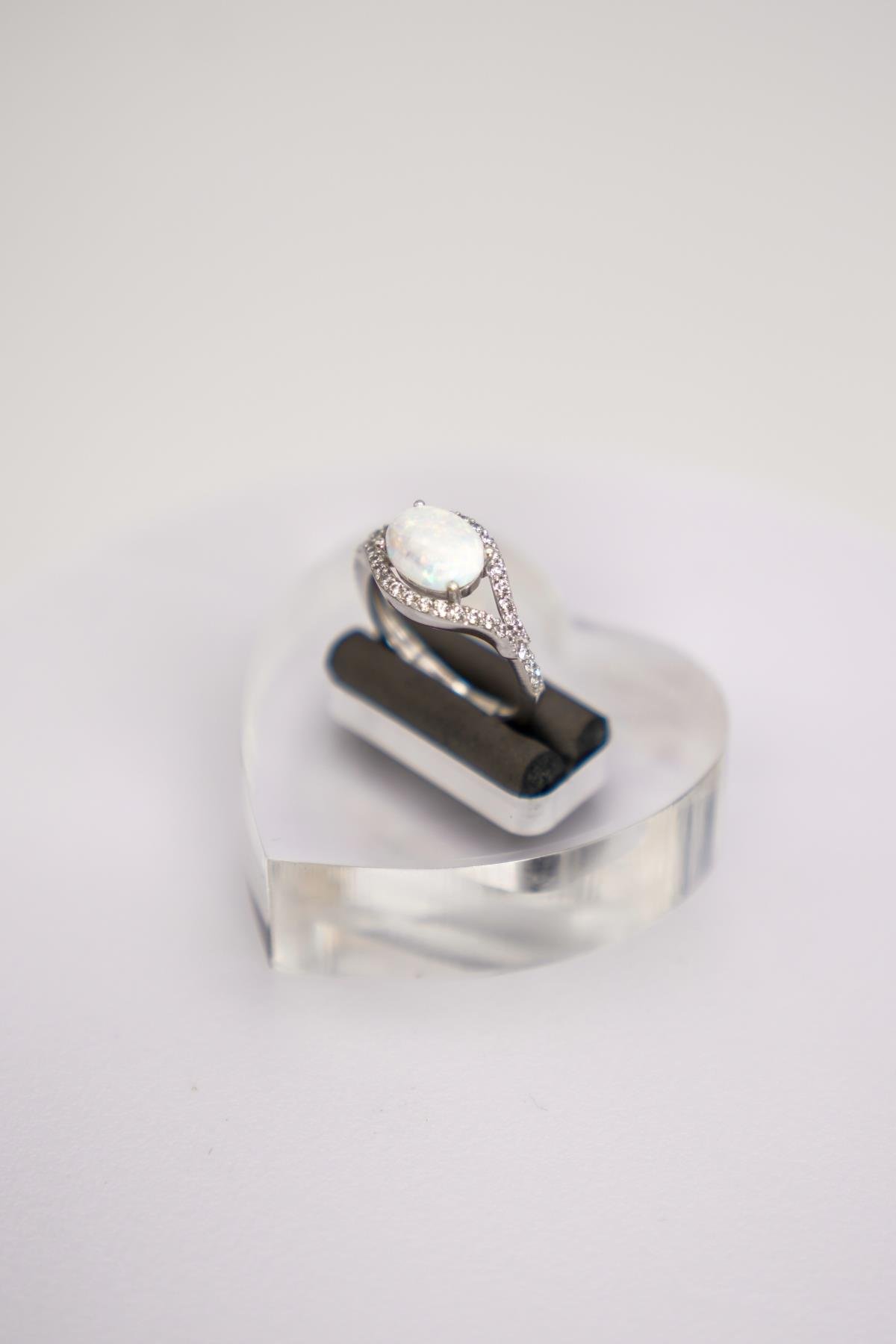 14 Ayar Beyaz Altın Opal Taşlı Yüzük – Işıltılı Kenar Detaylı Zarif Tasarım Model