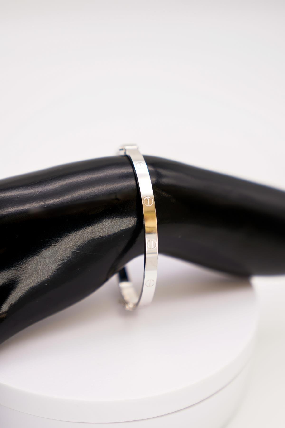 14 Ayar Beyaz Altın Vidalı Klasik Tasarımlı Kadın Bilezik – Parlak ve Zamansız Model