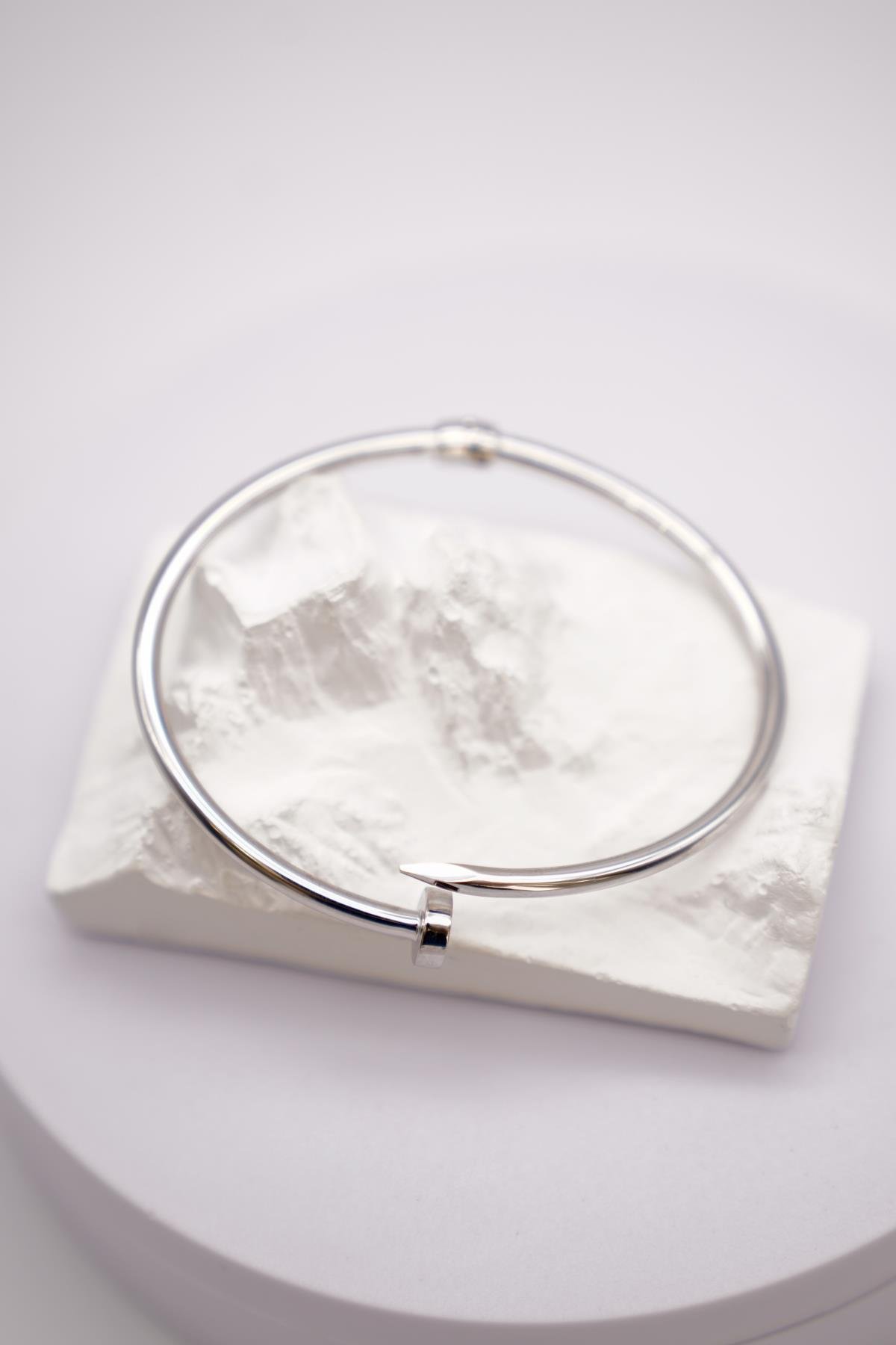 14 Ayar Beyaz Altın Vidalı Uç Detaylı Modern ve Minimal Kadın Bilezik Modeli