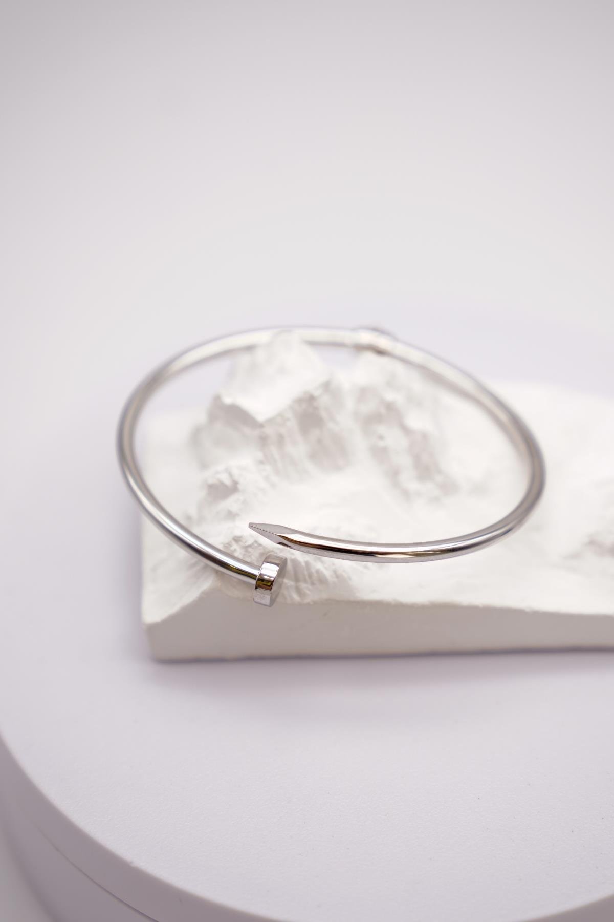 14 Ayar Beyaz Altın Vidalı Uç Detaylı Modern ve Minimal Kadın Bilezik Modeli