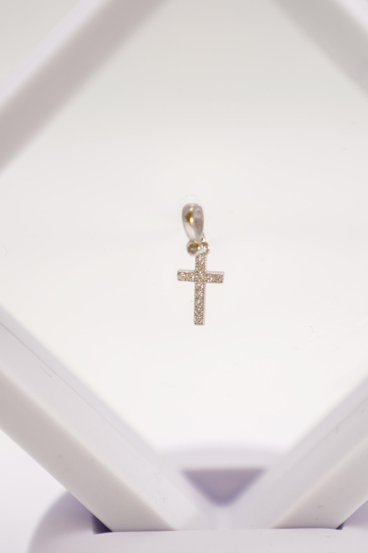 14 Ayar Beyaz Altın Zirkon Taşlı Haç Kolye Ucu – Işıltılı ve Minimal İnce Zarif Model