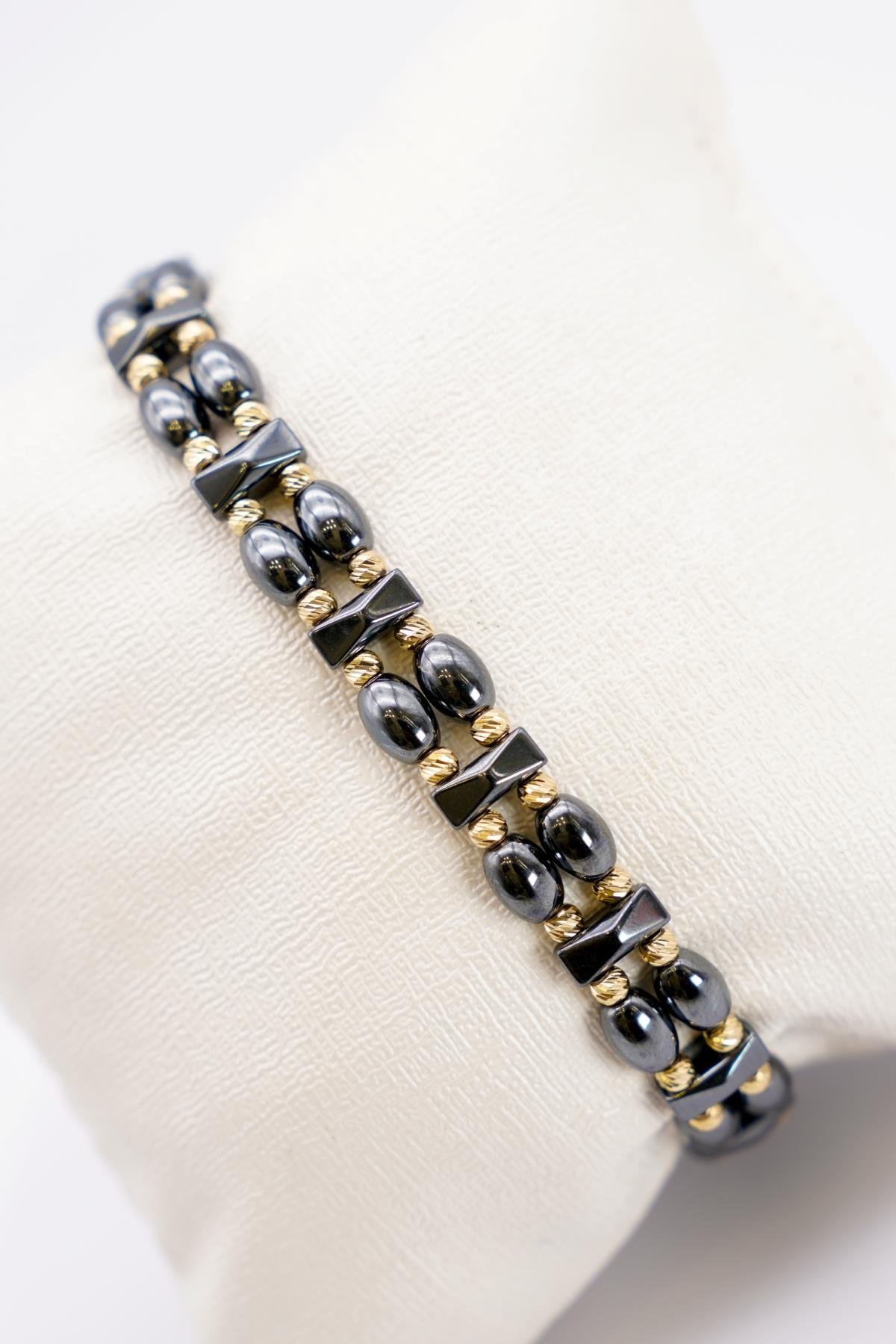 14 Ayar Hematit Taşlı Dorika Altın İp Bileklik – Ayarlanabilir, Modern ve Şık Tasarım