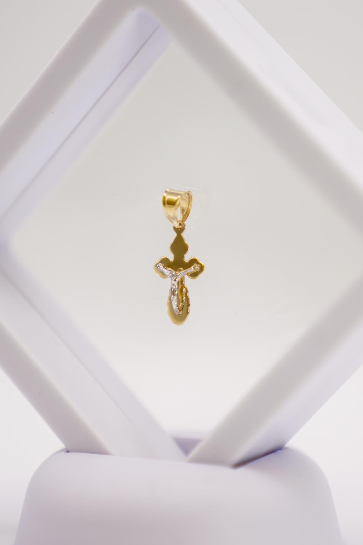 14 Ayar İki Renkli Altın Haç Kolye Ucu – Sarı Beyaz Altın Detaylı, Minimal ve Zarif Model