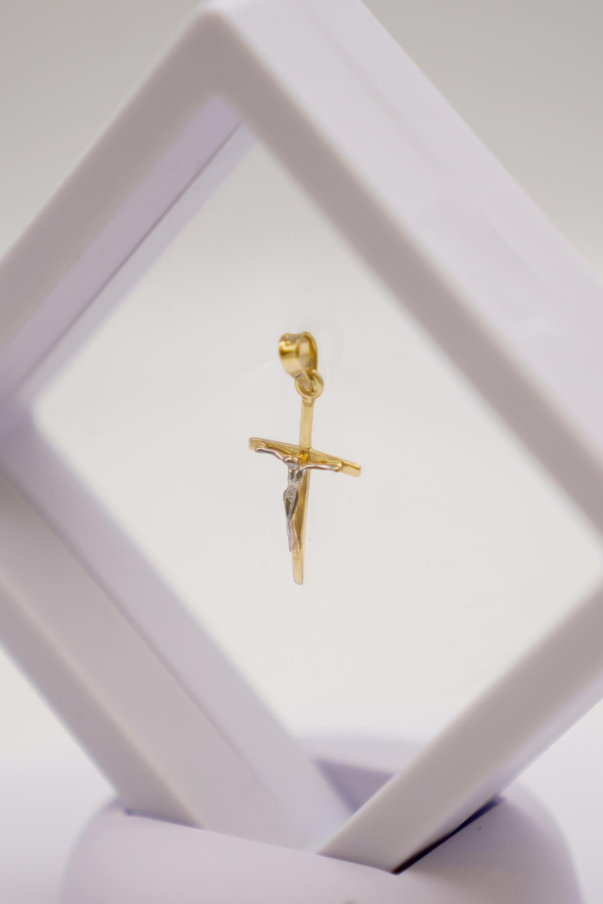 14 Ayar İki Renkli Altın Haç Kolye Ucu – Beyaz ve Sarı Altın İşlemeli Hafif ve Şık Model