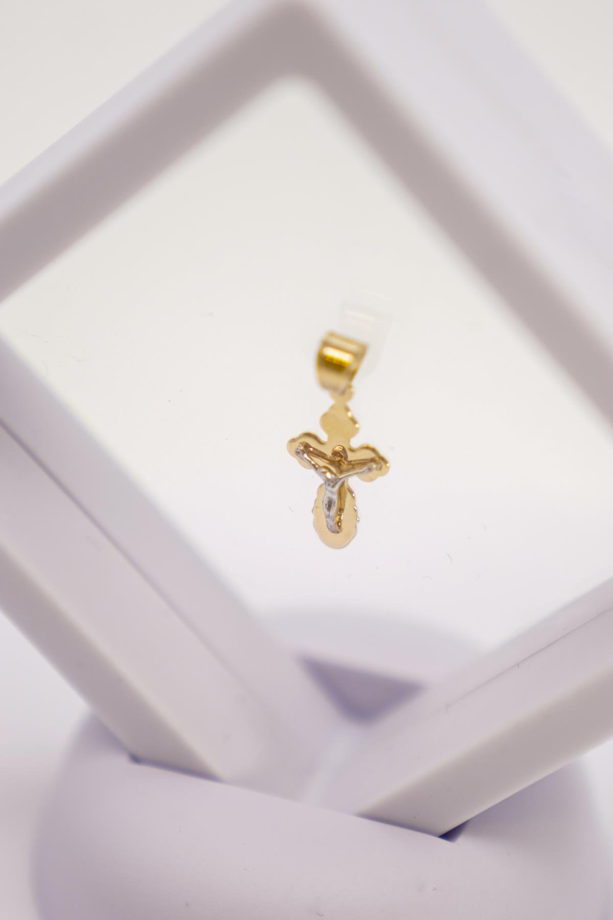 14 Ayar İki Renkli Altın Haç Kolye Ucu – Sarı Beyaz Altın Detaylı, Minimal ve Zarif Model