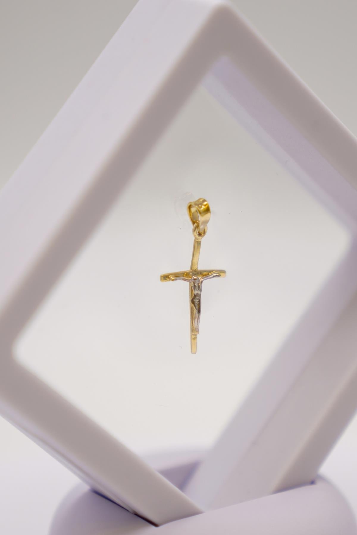 14 Ayar İki Renkli Altın Haç Kolye Ucu – Beyaz ve Sarı Altın İşlemeli Hafif ve Şık Model