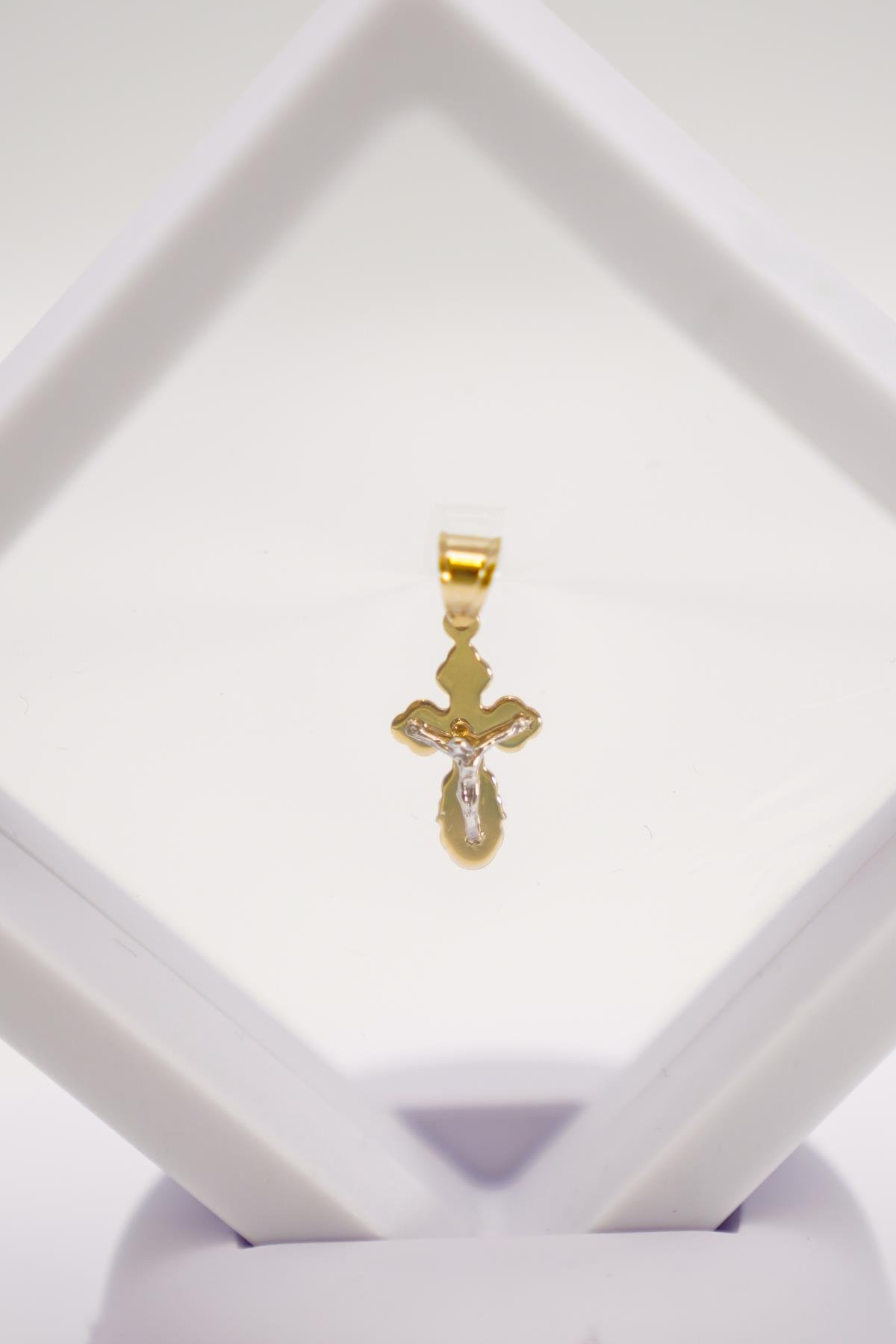 14 Ayar İki Renkli Altın Haç Kolye Ucu – Sarı Beyaz Altın Detaylı, Minimal ve Zarif Model