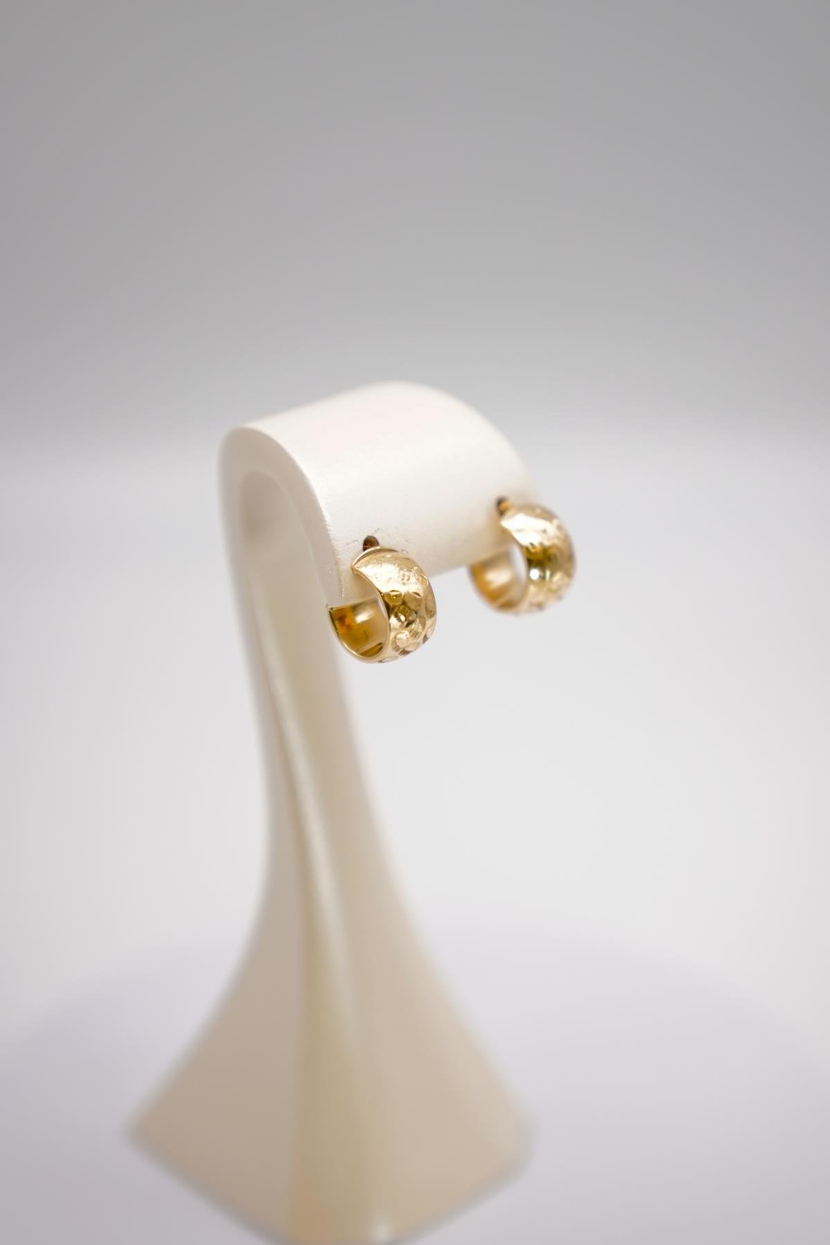 14 Ayar Kalemli Bombeli Altın Küpe – Işıltılı Yüzey ve Kompakt Formuyla Şık Kadın Aksesuarı