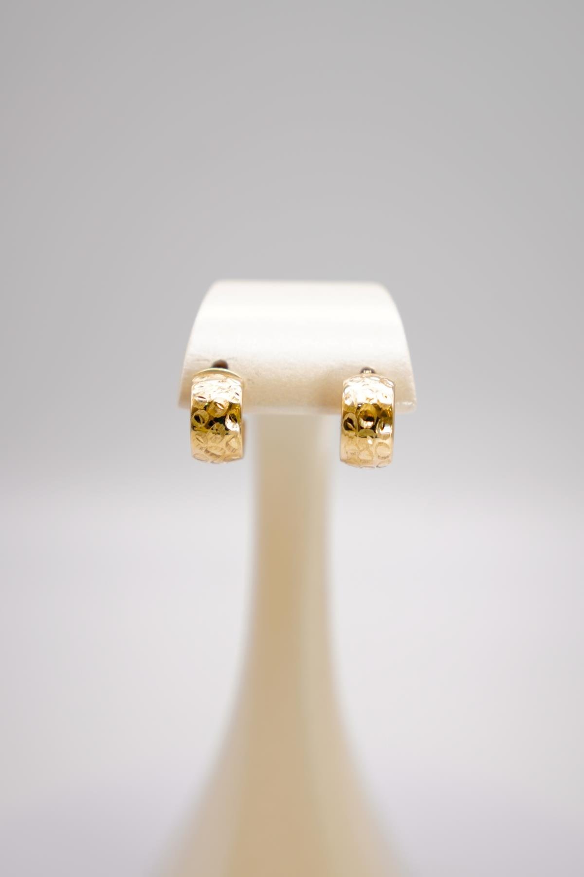 14 Ayar Kalemli Bombeli Altın Küpe – Işıltılı Yüzey ve Kompakt Formuyla Şık Kadın Aksesuarı