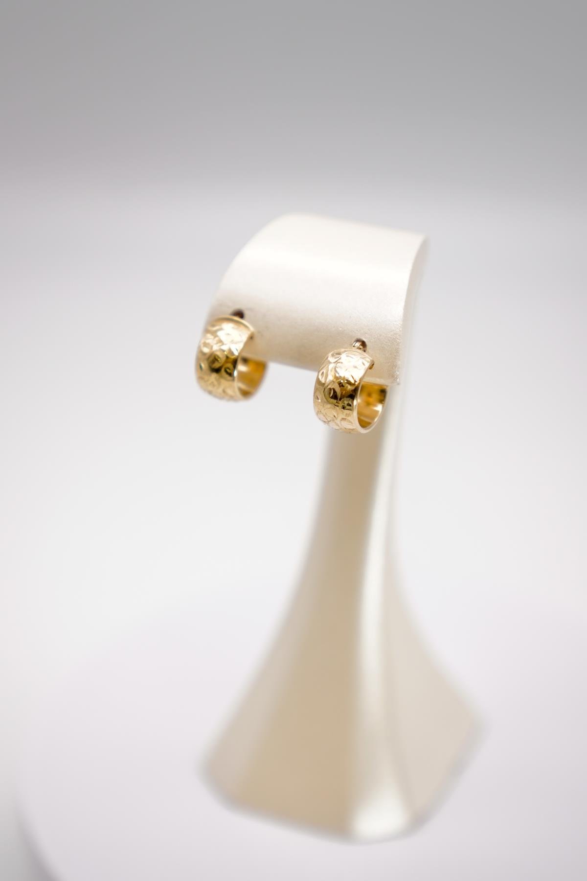 14 Ayar Kalemli Bombeli Altın Küpe – Işıltılı Yüzey ve Kompakt Formuyla Şık Kadın Aksesuarı