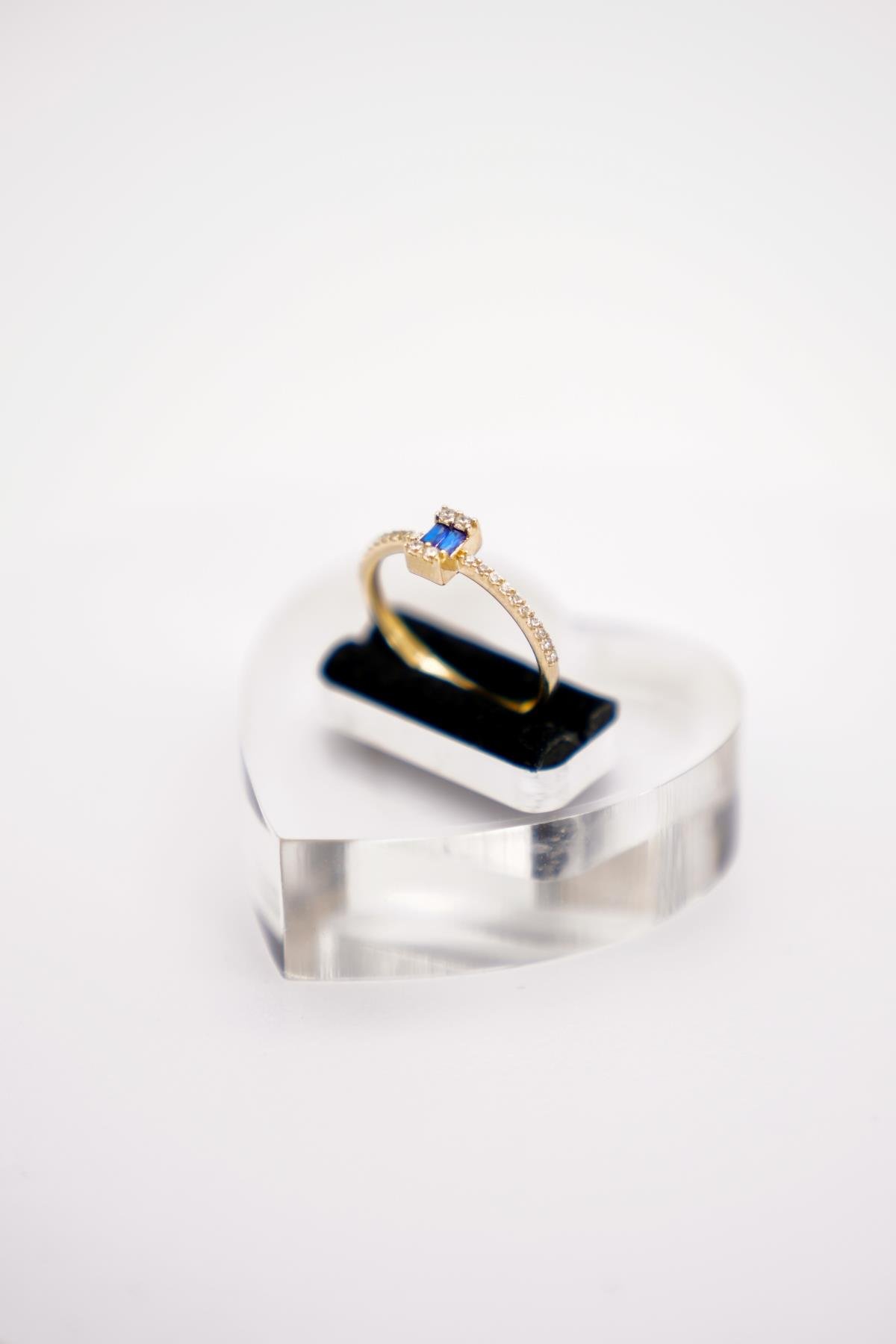 14 Ayar Mavi Topaz Taşlı İnce Yüzük – Zarif Tasarımıyla Işıltı Sunan Altın Model